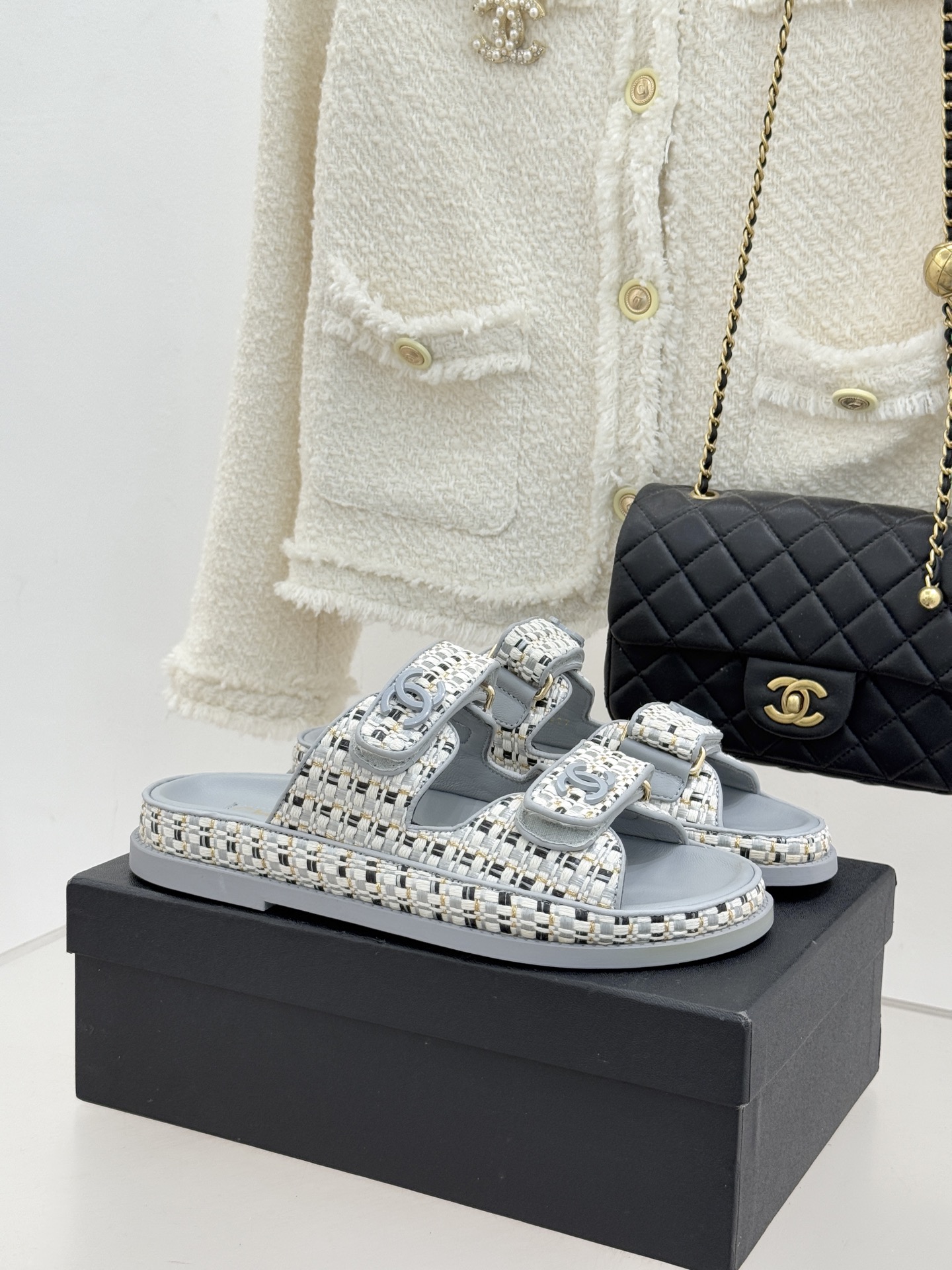 CHANE* ｜小香经典春夏双C魔术贴沙滩凉鞋香奶奶每年都必须要火爆一场的款式 这一系列真是搭配神器明星