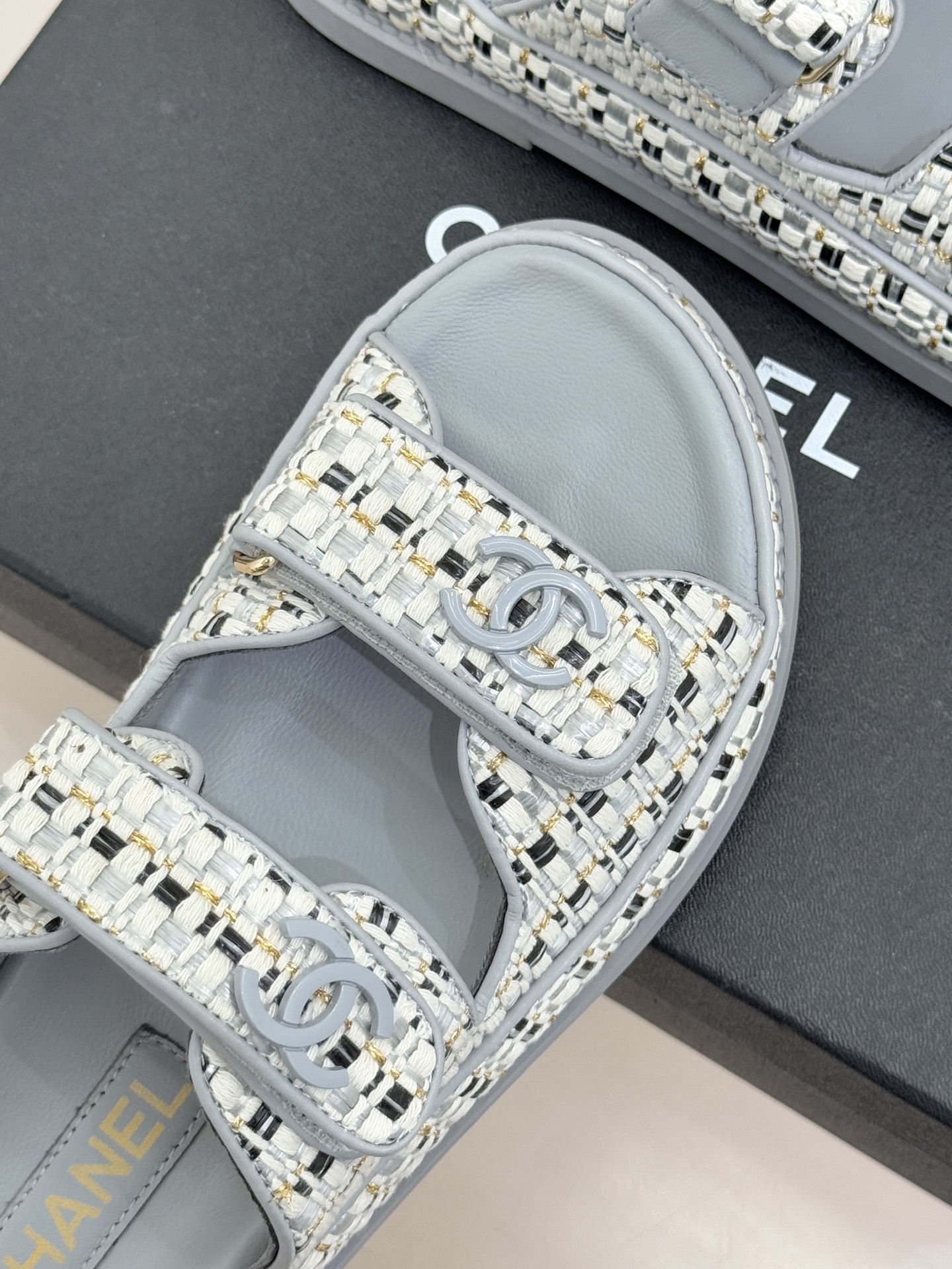 CHANE* ｜小香经典春夏双C魔术贴沙滩凉鞋香奶奶每年都必须要火爆一场的款式 这一系列真是搭配神器明星