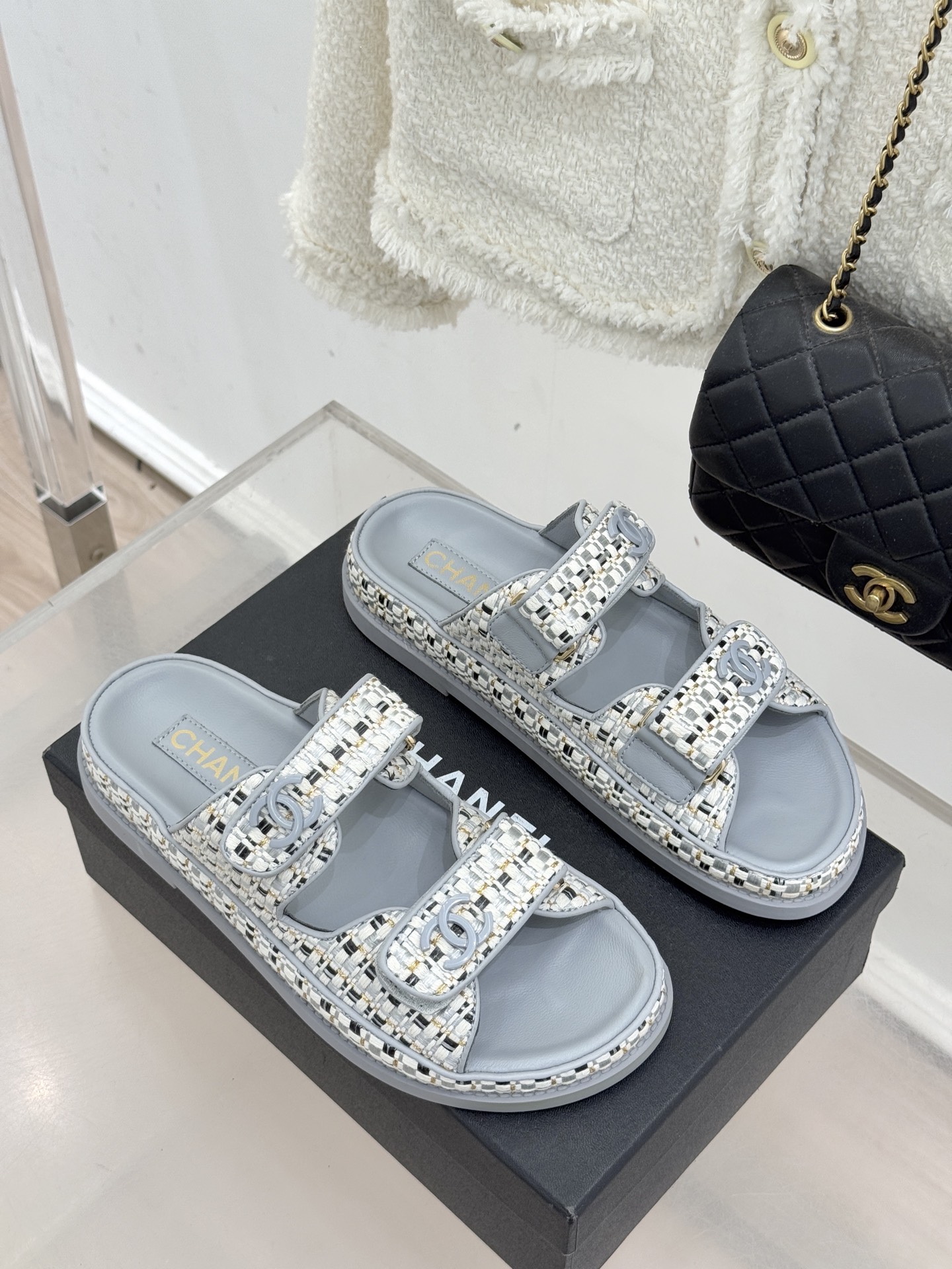 CHANE* ｜小香经典春夏双C魔术贴沙滩凉鞋香奶奶每年都必须要火爆一场的款式 这一系列真是搭配神器明星