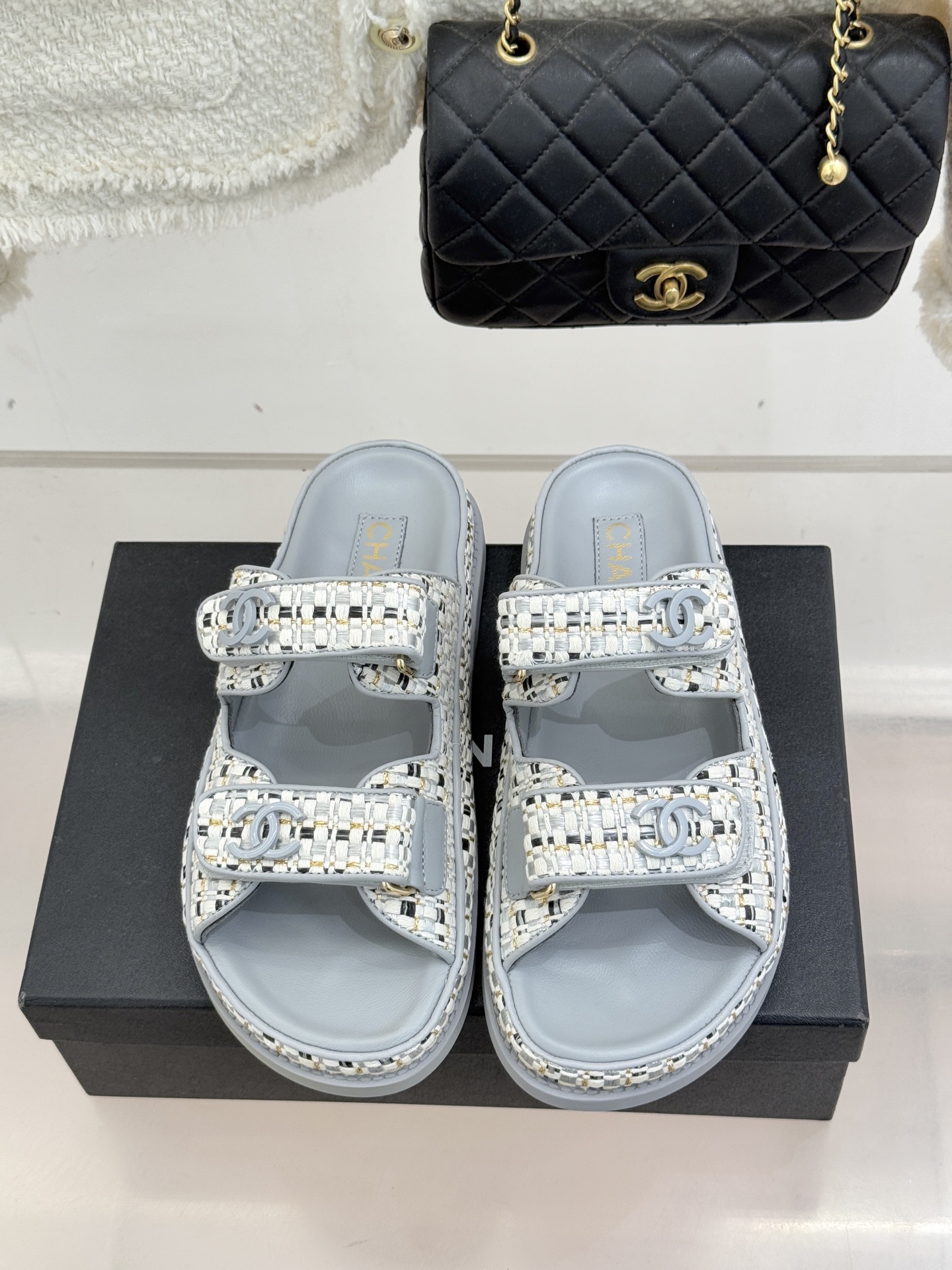 CHANE* ｜小香经典春夏双C魔术贴沙滩凉鞋香奶奶每年都必须要火爆一场的款式 这一系列真是搭配神器明星