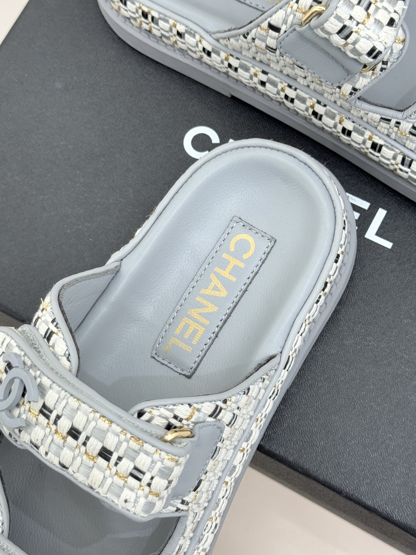 CHANE* ｜小香经典春夏双C魔术贴沙滩凉鞋香奶奶每年都必须要火爆一场的款式 这一系列真是搭配神器明星