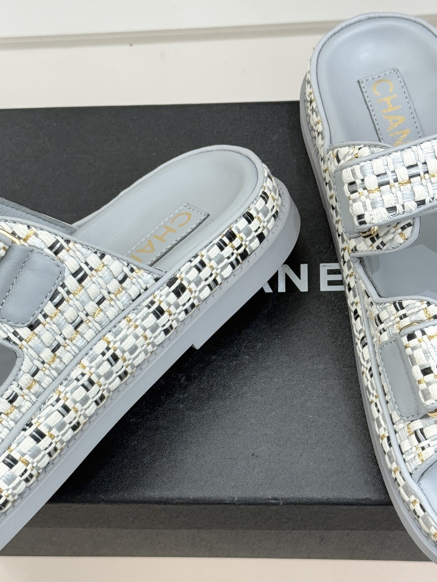 CHANE* ｜小香经典春夏双C魔术贴沙滩凉鞋香奶奶每年都必须要火爆一场的款式 这一系列真是搭配神器明星