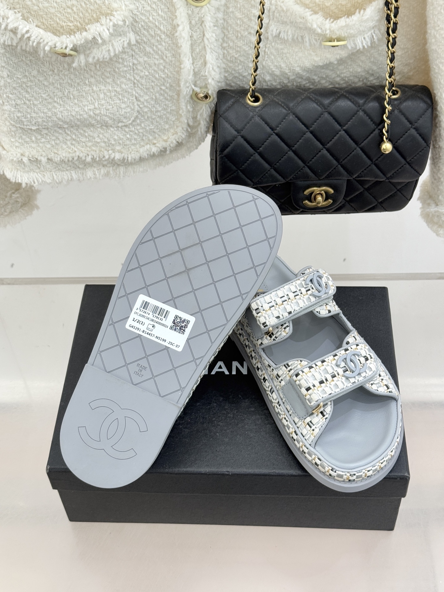 CHANE* ｜小香经典春夏双C魔术贴沙滩凉鞋香奶奶每年都必须要火爆一场的款式 这一系列真是搭配神器明星