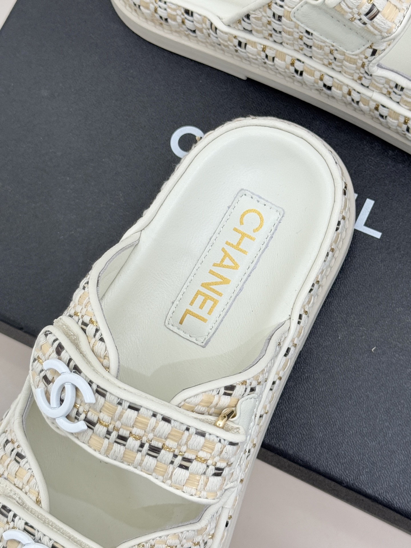 CHANE* ｜小香经典春夏双C魔术贴沙滩凉鞋香奶奶每年都必须要火爆一场的款式 这一系列真是搭配神器明星