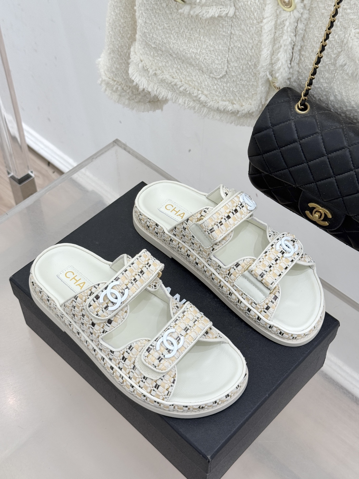 CHANE* ｜小香经典春夏双C魔术贴沙滩凉鞋香奶奶每年都必须要火爆一场的款式 这一系列真是搭配神器明星