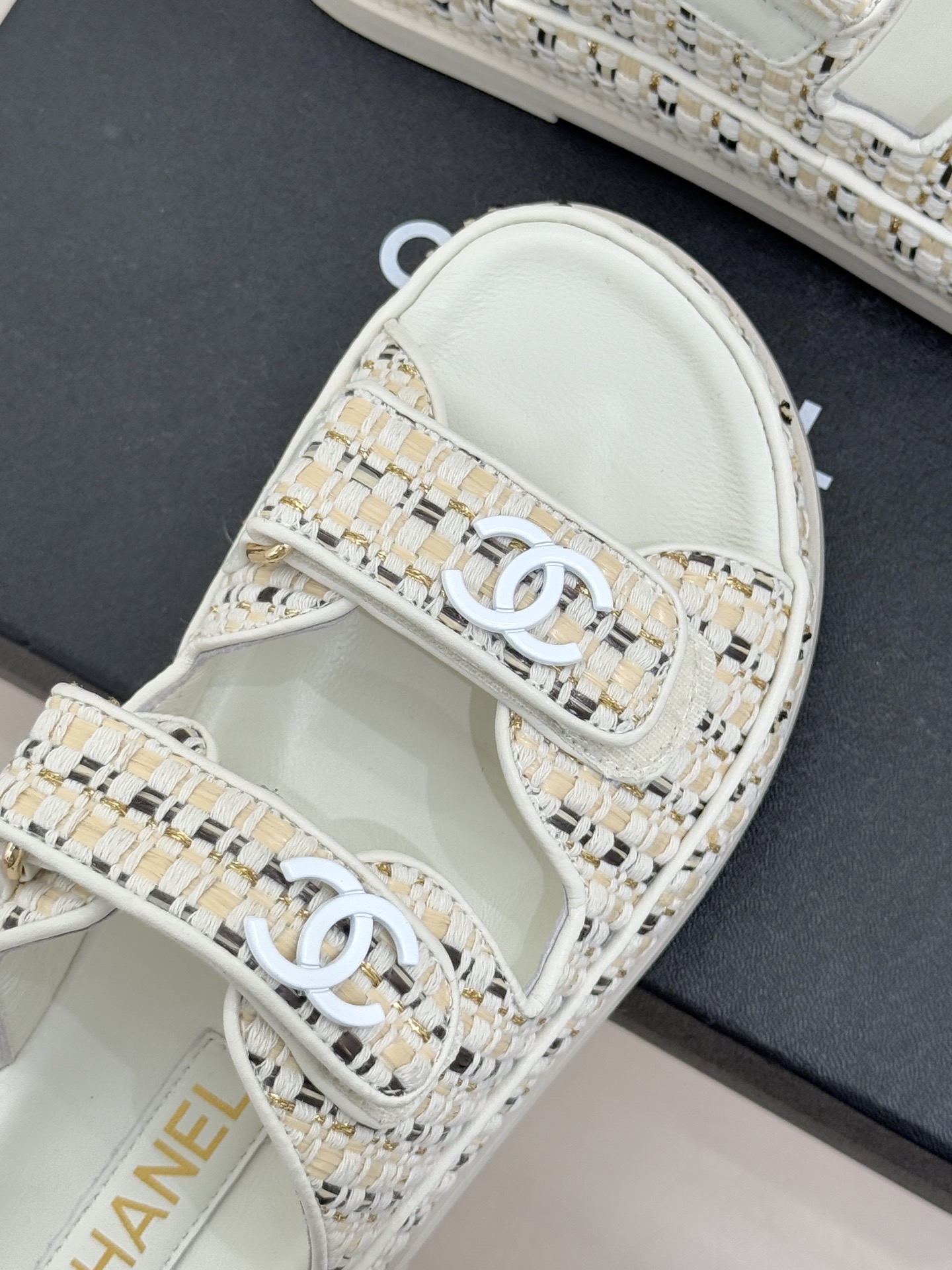 CHANE* ｜小香经典春夏双C魔术贴沙滩凉鞋香奶奶每年都必须要火爆一场的款式 这一系列真是搭配神器明星