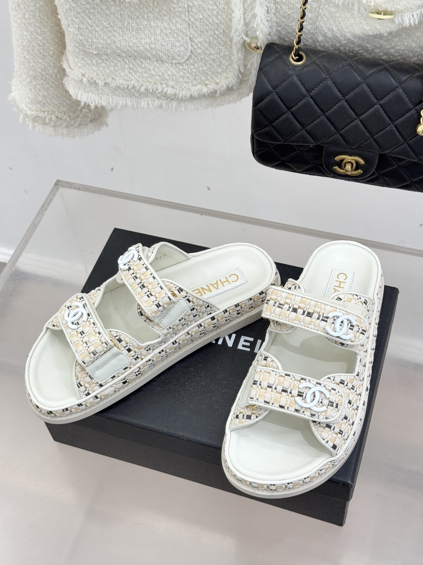 CHANE* ｜小香经典春夏双C魔术贴沙滩凉鞋香奶奶每年都必须要火爆一场的款式 这一系列真是搭配神器明星