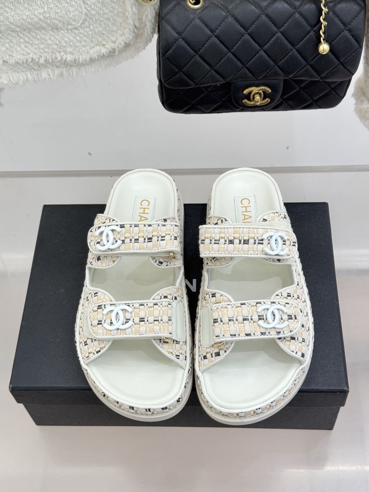 CHANE* ｜小香经典春夏双C魔术贴沙滩凉鞋香奶奶每年都必须要火爆一场的款式 这一系列真是搭配神器明星