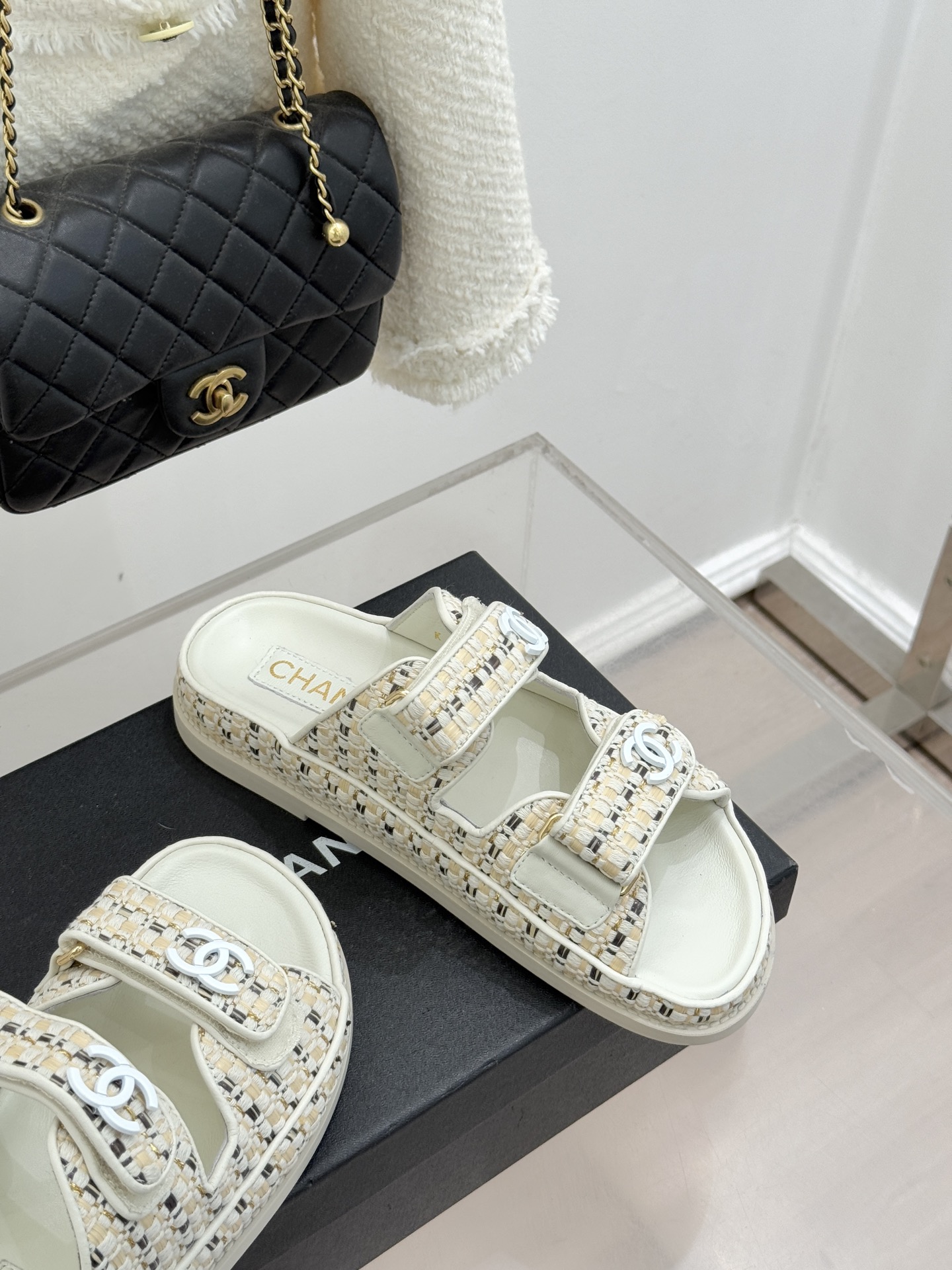 CHANE* ｜小香经典春夏双C魔术贴沙滩凉鞋香奶奶每年都必须要火爆一场的款式 这一系列真是搭配神器明星