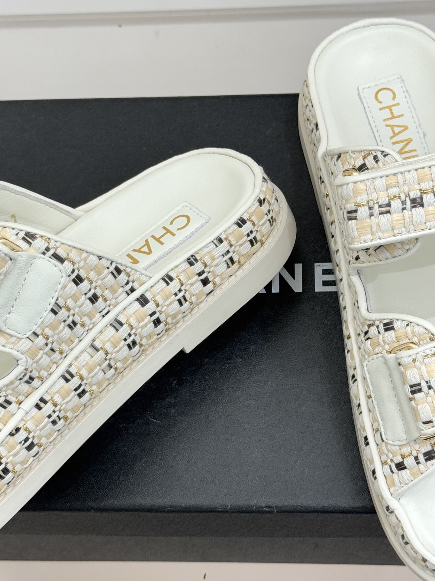 CHANE* ｜小香经典春夏双C魔术贴沙滩凉鞋香奶奶每年都必须要火爆一场的款式 这一系列真是搭配神器明星