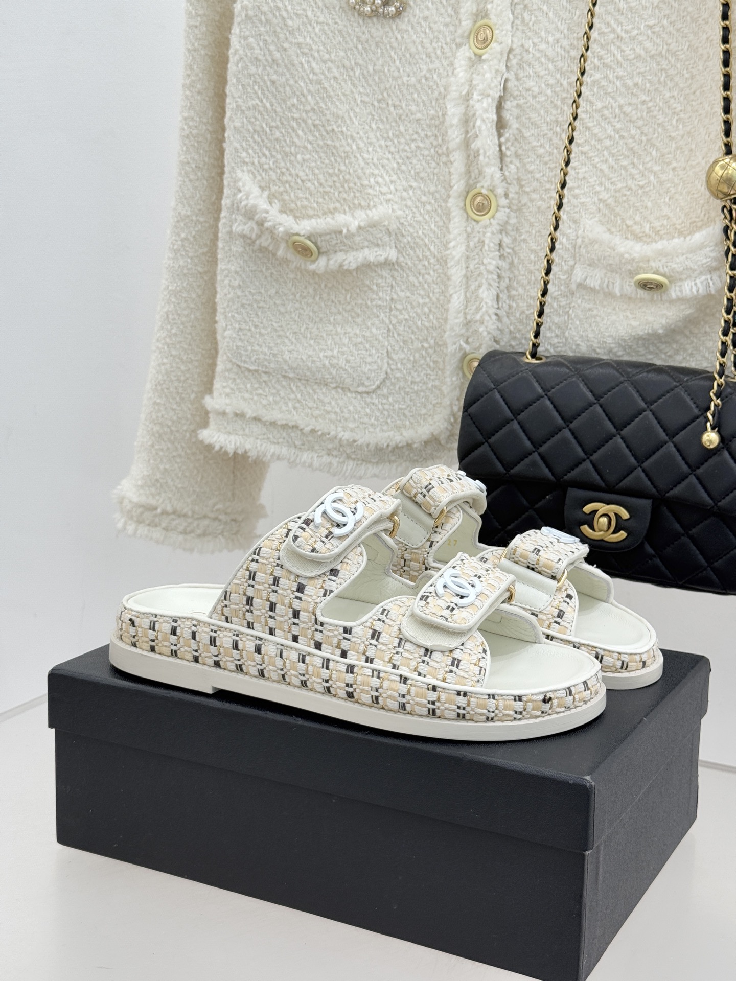 CHANE* ｜小香经典春夏双C魔术贴沙滩凉鞋香奶奶每年都必须要火爆一场的款式 这一系列真是搭配神器明星