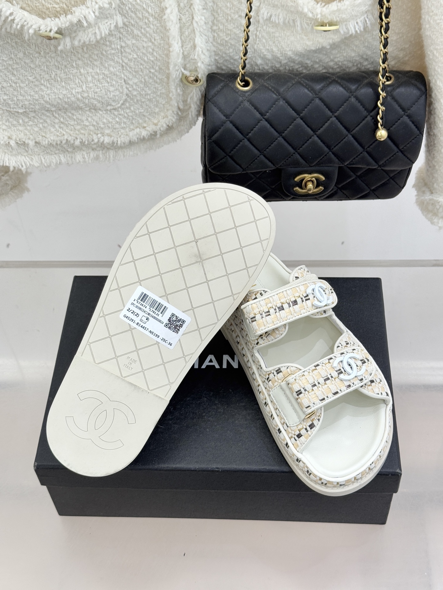 CHANE* ｜小香经典春夏双C魔术贴沙滩凉鞋香奶奶每年都必须要火爆一场的款式 这一系列真是搭配神器明星