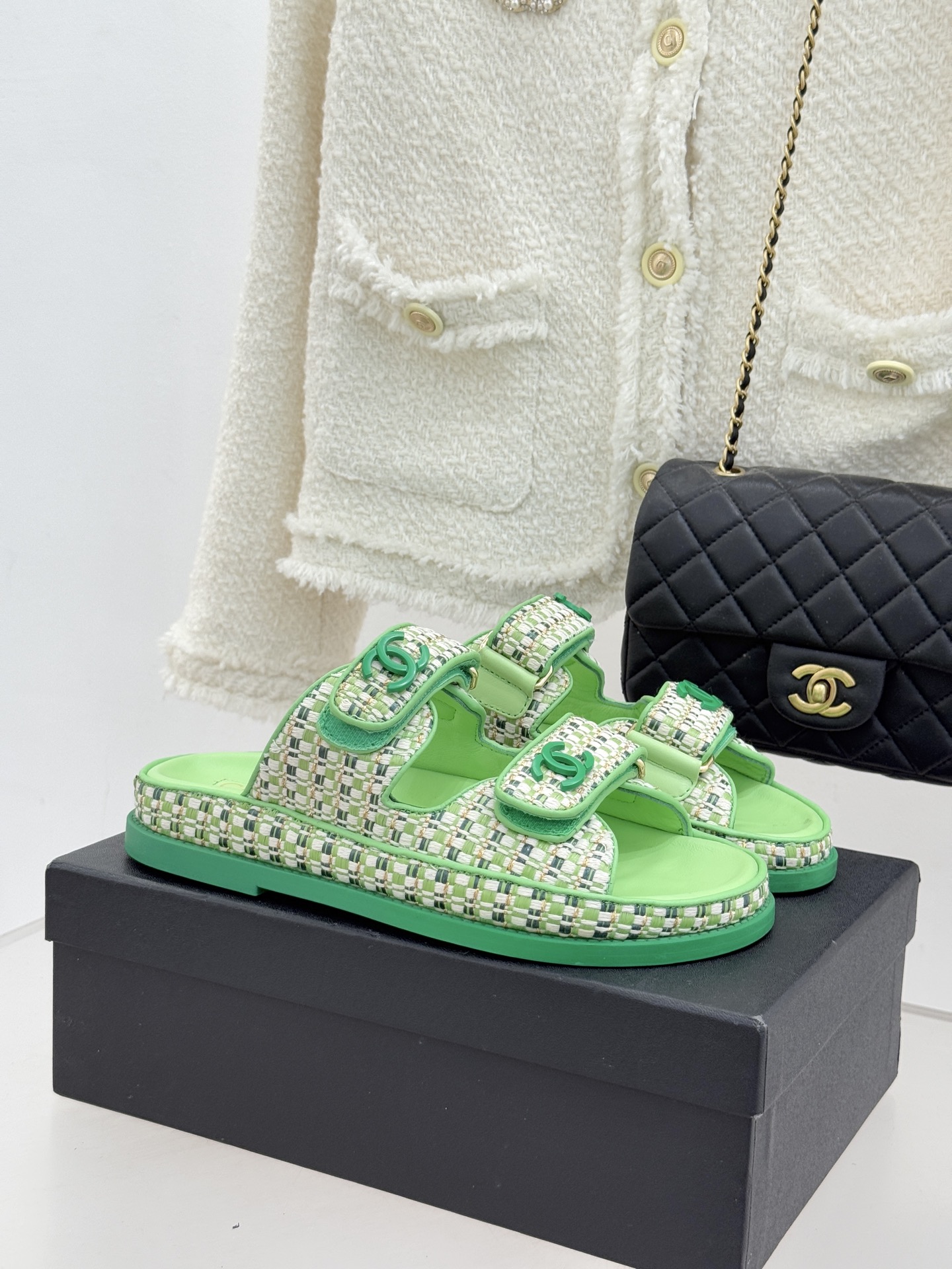 CHANE* ｜小香经典春夏双C魔术贴沙滩凉鞋香奶奶每年都必须要火爆一场的款式 这一系列真是搭配神器明星