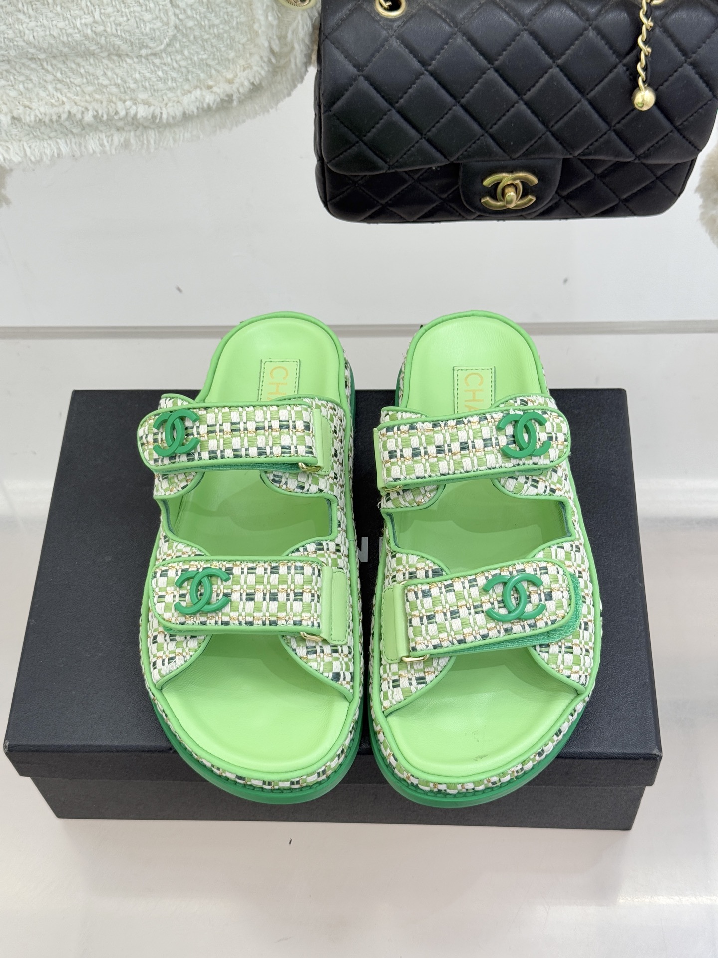 CHANE* ｜小香经典春夏双C魔术贴沙滩凉鞋香奶奶每年都必须要火爆一场的款式 这一系列真是搭配神器明星