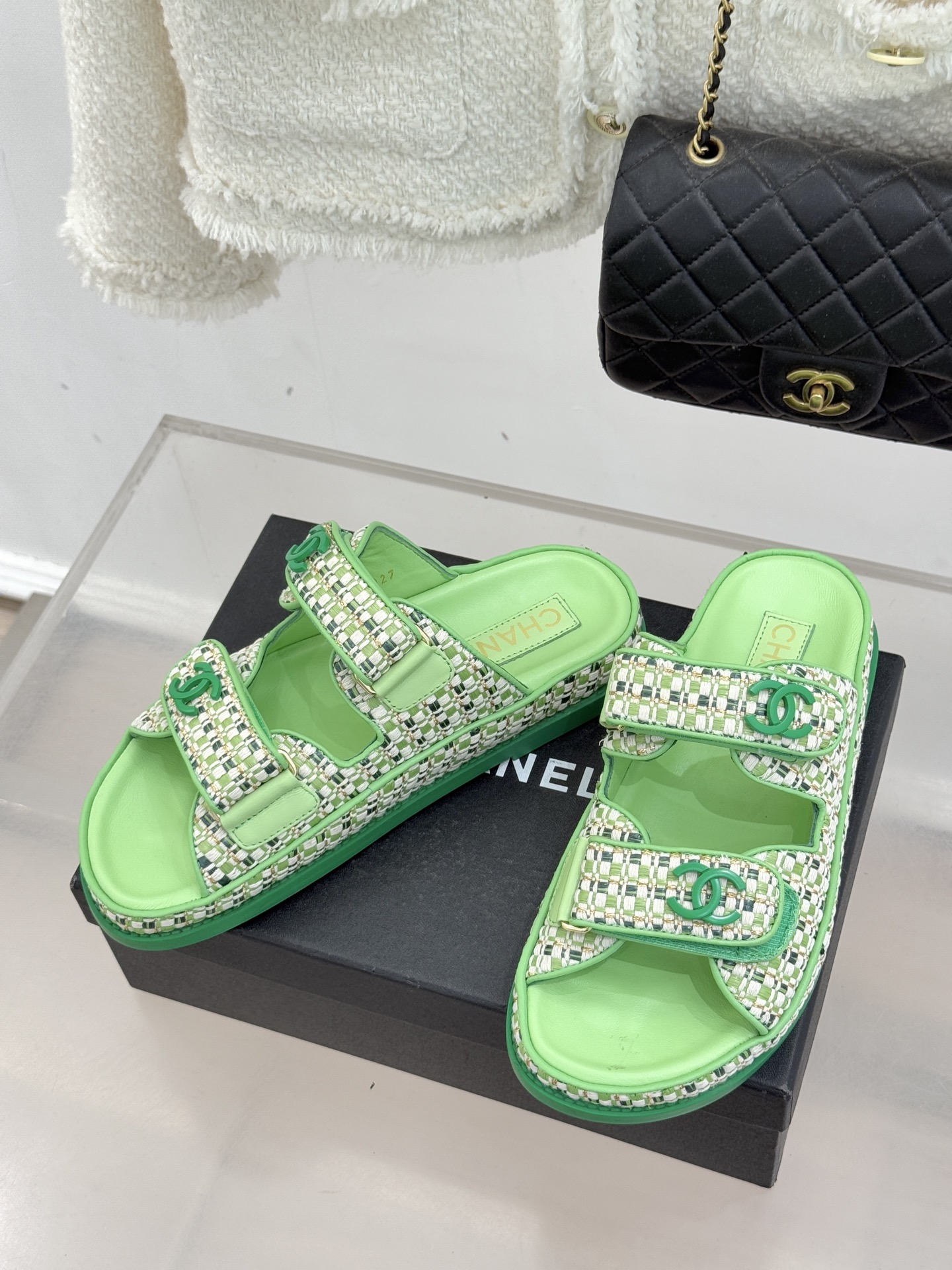 CHANE* ｜小香经典春夏双C魔术贴沙滩凉鞋香奶奶每年都必须要火爆一场的款式 这一系列真是搭配神器明星