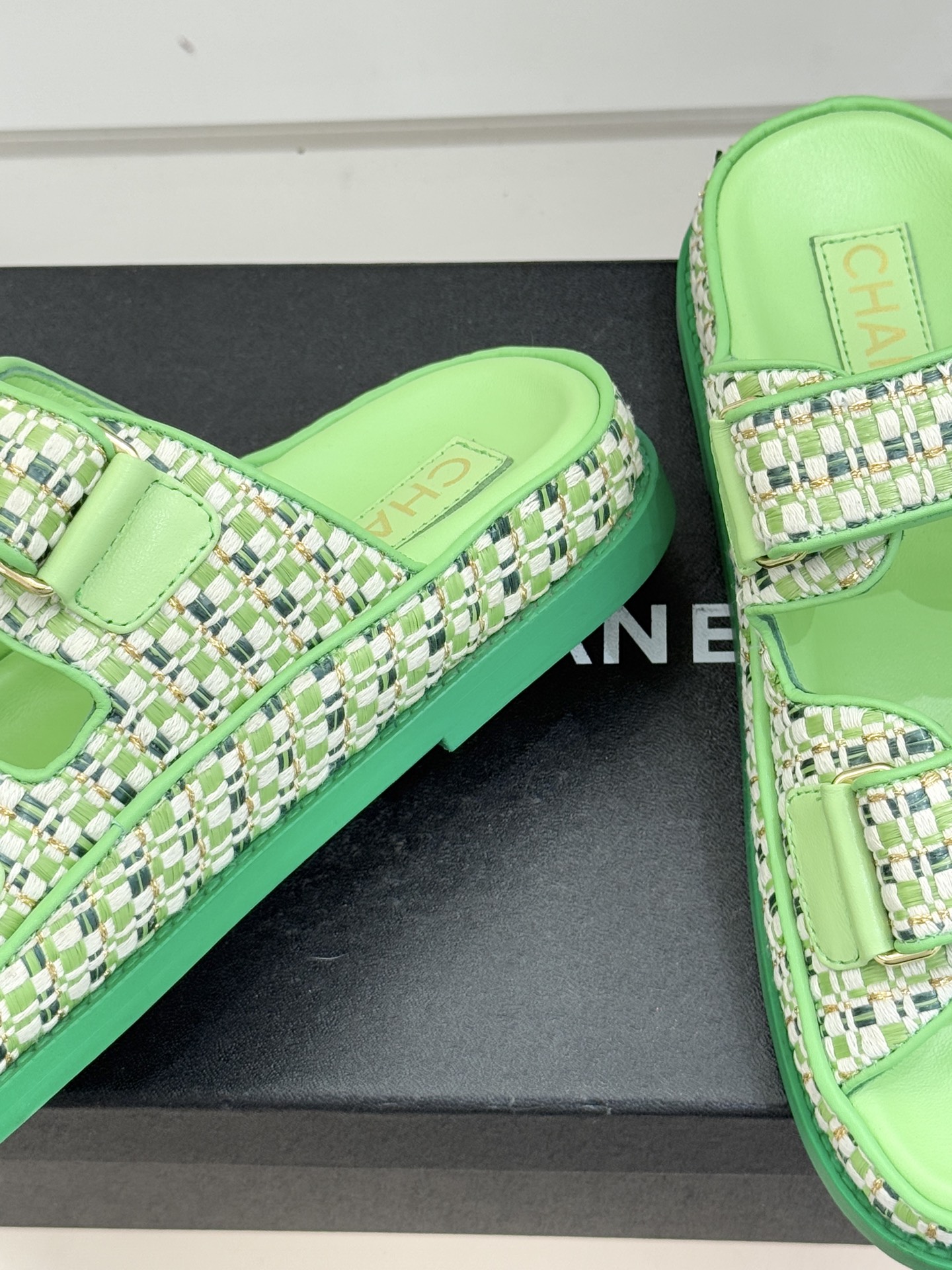 CHANE* ｜小香经典春夏双C魔术贴沙滩凉鞋香奶奶每年都必须要火爆一场的款式 这一系列真是搭配神器明星