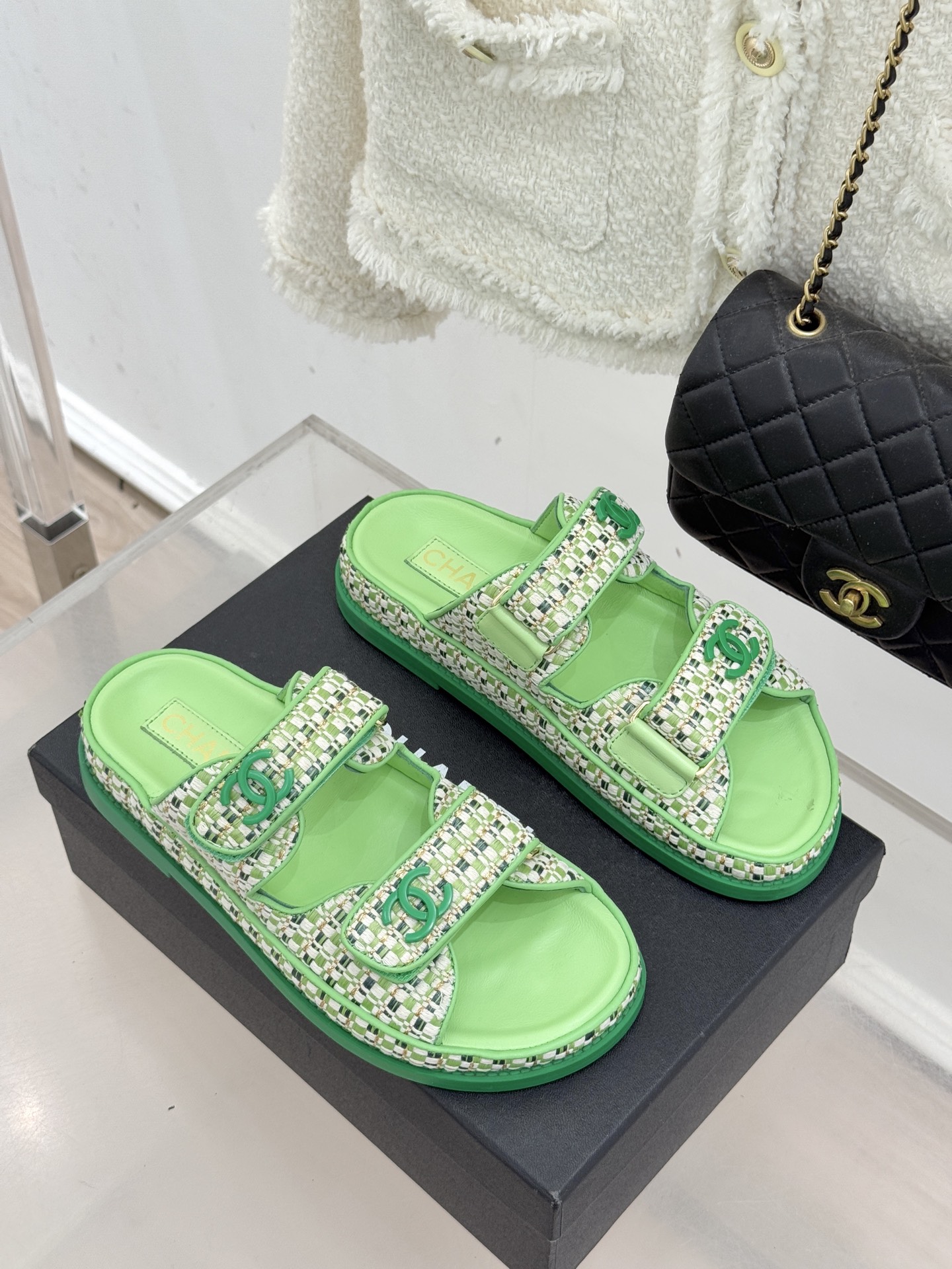 CHANE* ｜小香经典春夏双C魔术贴沙滩凉鞋香奶奶每年都必须要火爆一场的款式 这一系列真是搭配神器明星