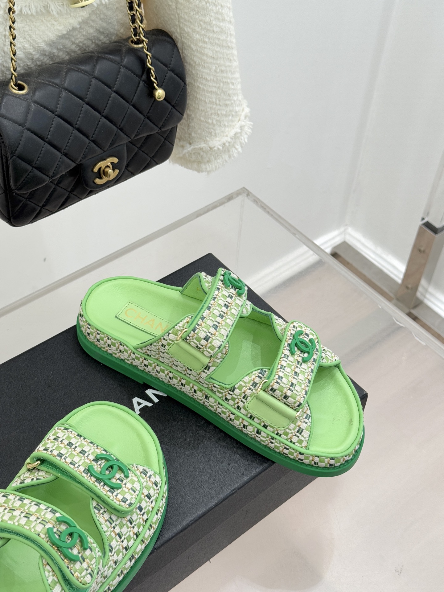 CHANE* ｜小香经典春夏双C魔术贴沙滩凉鞋香奶奶每年都必须要火爆一场的款式 这一系列真是搭配神器明星