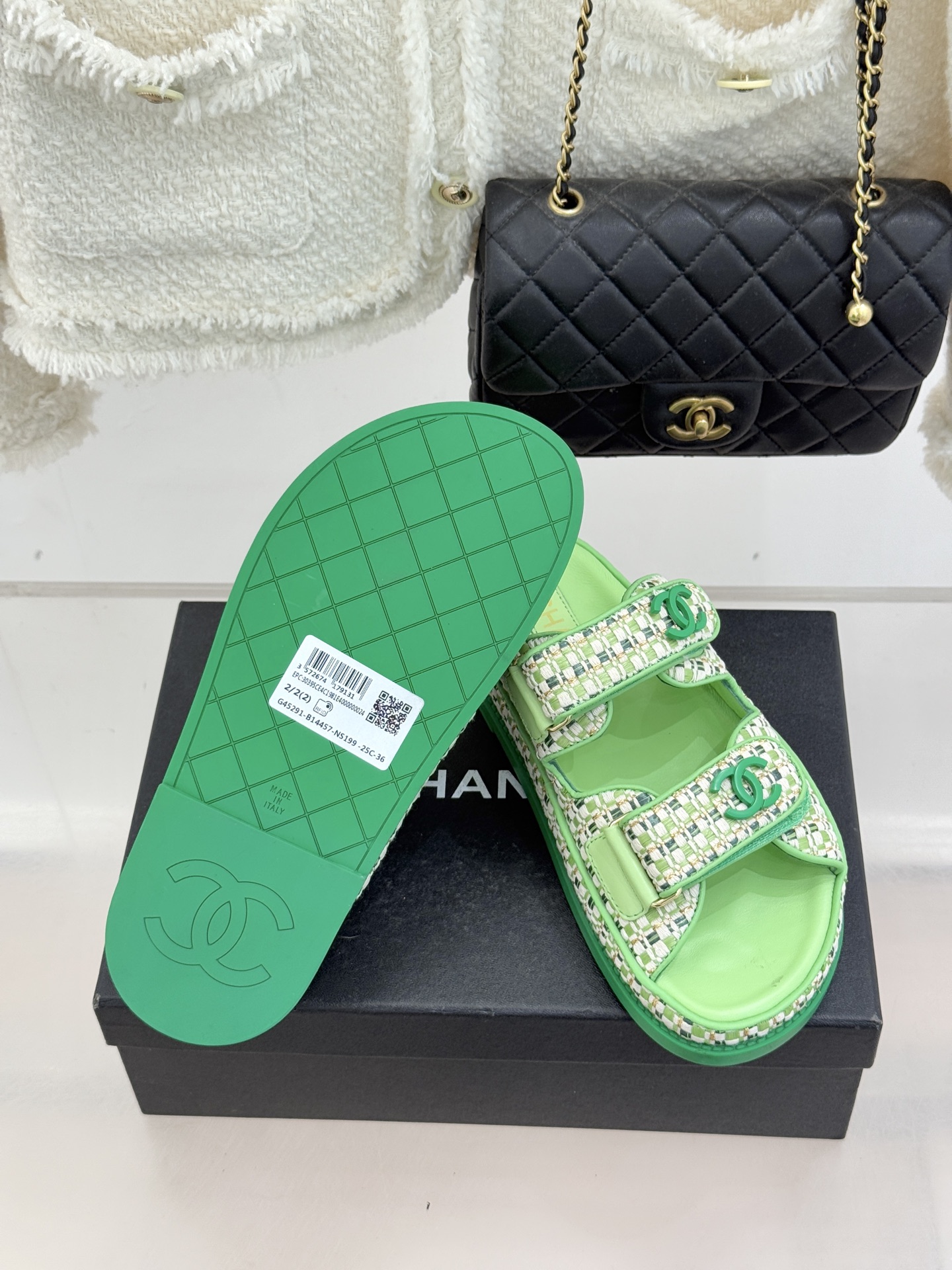 CHANE* ｜小香经典春夏双C魔术贴沙滩凉鞋香奶奶每年都必须要火爆一场的款式 这一系列真是搭配神器明星