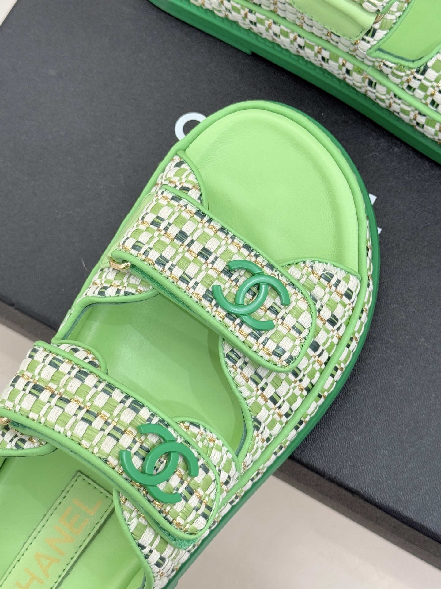 CHANE* ｜小香经典春夏双C魔术贴沙滩凉鞋香奶奶每年都必须要火爆一场的款式 这一系列真是搭配神器明星