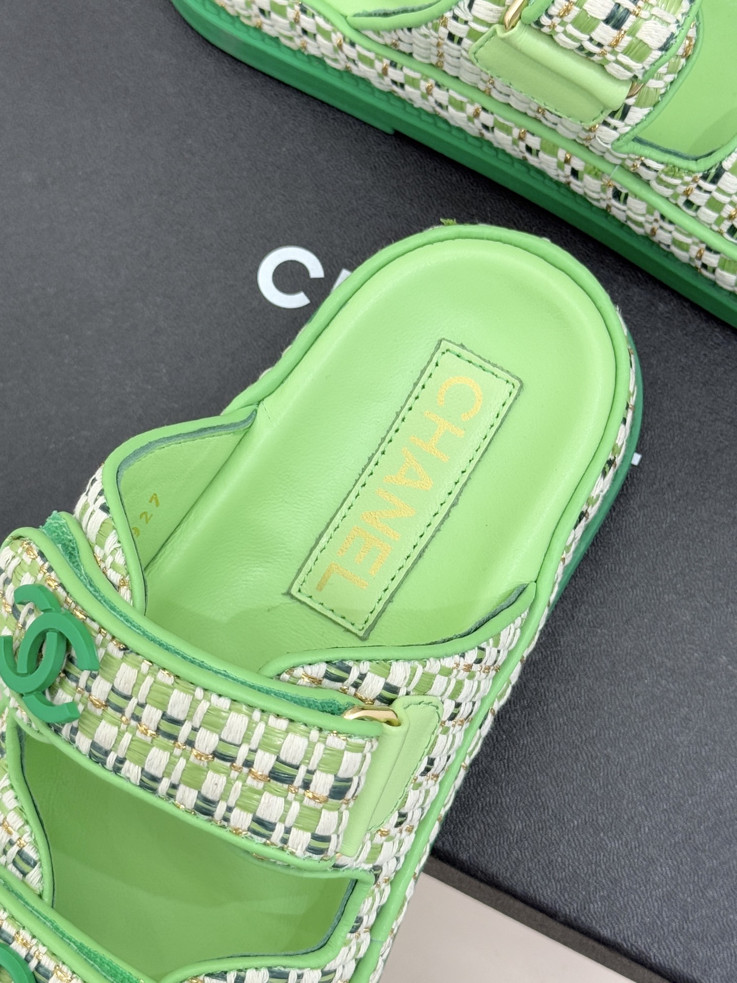 CHANE* ｜小香经典春夏双C魔术贴沙滩凉鞋香奶奶每年都必须要火爆一场的款式 这一系列真是搭配神器明星