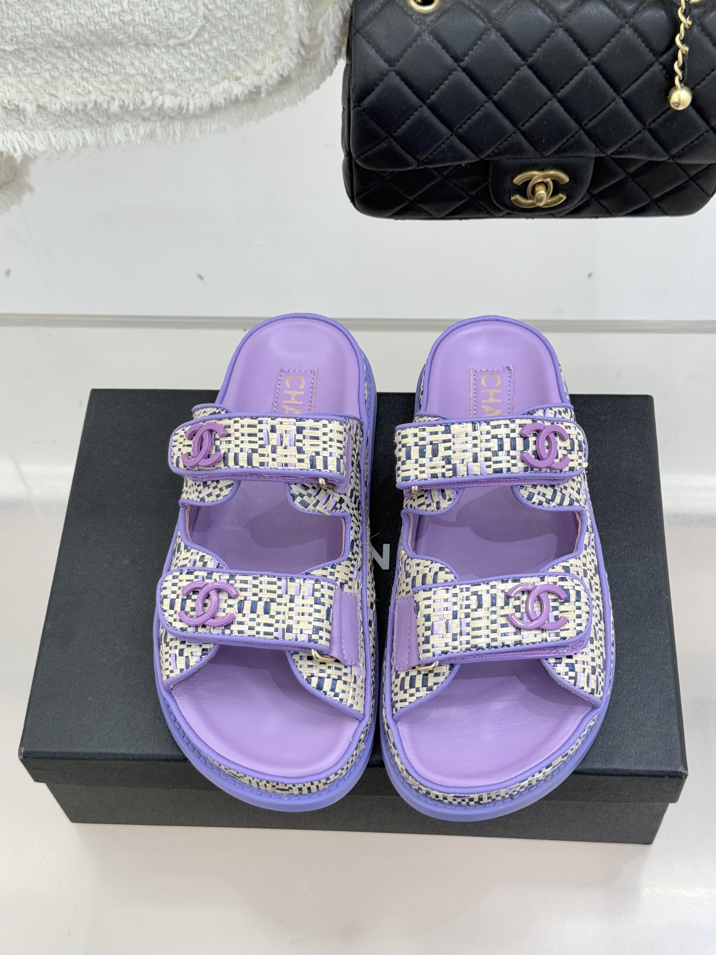 CHANE* ｜小香经典春夏双C魔术贴沙滩凉鞋香奶奶每年都必须要火爆一场的款式 这一系列真是搭配神器明星