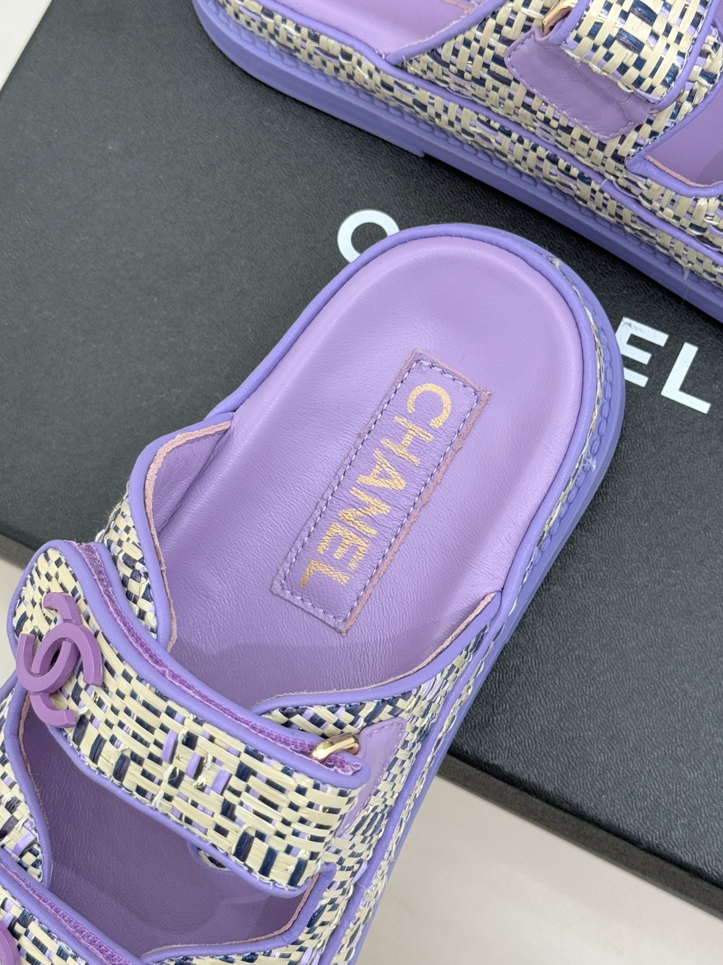 CHANE* ｜小香经典春夏双C魔术贴沙滩凉鞋香奶奶每年都必须要火爆一场的款式 这一系列真是搭配神器明星