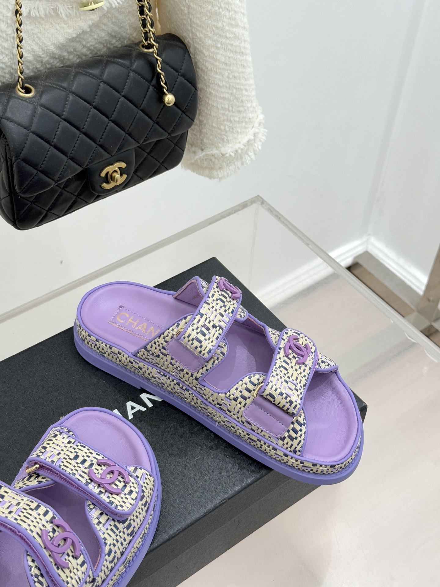 CHANE* ｜小香经典春夏双C魔术贴沙滩凉鞋香奶奶每年都必须要火爆一场的款式 这一系列真是搭配神器明星