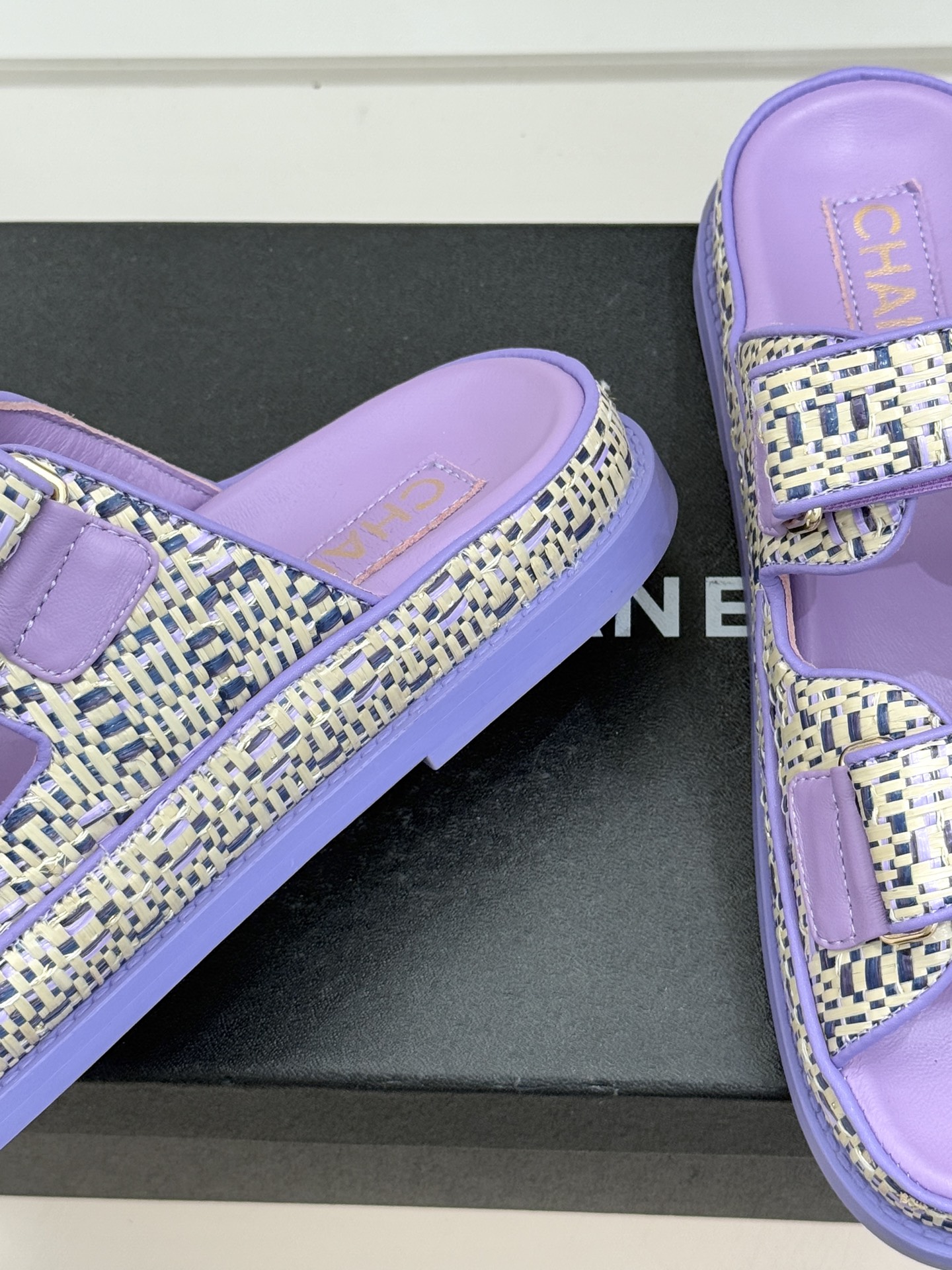 CHANE* ｜小香经典春夏双C魔术贴沙滩凉鞋香奶奶每年都必须要火爆一场的款式 这一系列真是搭配神器明星