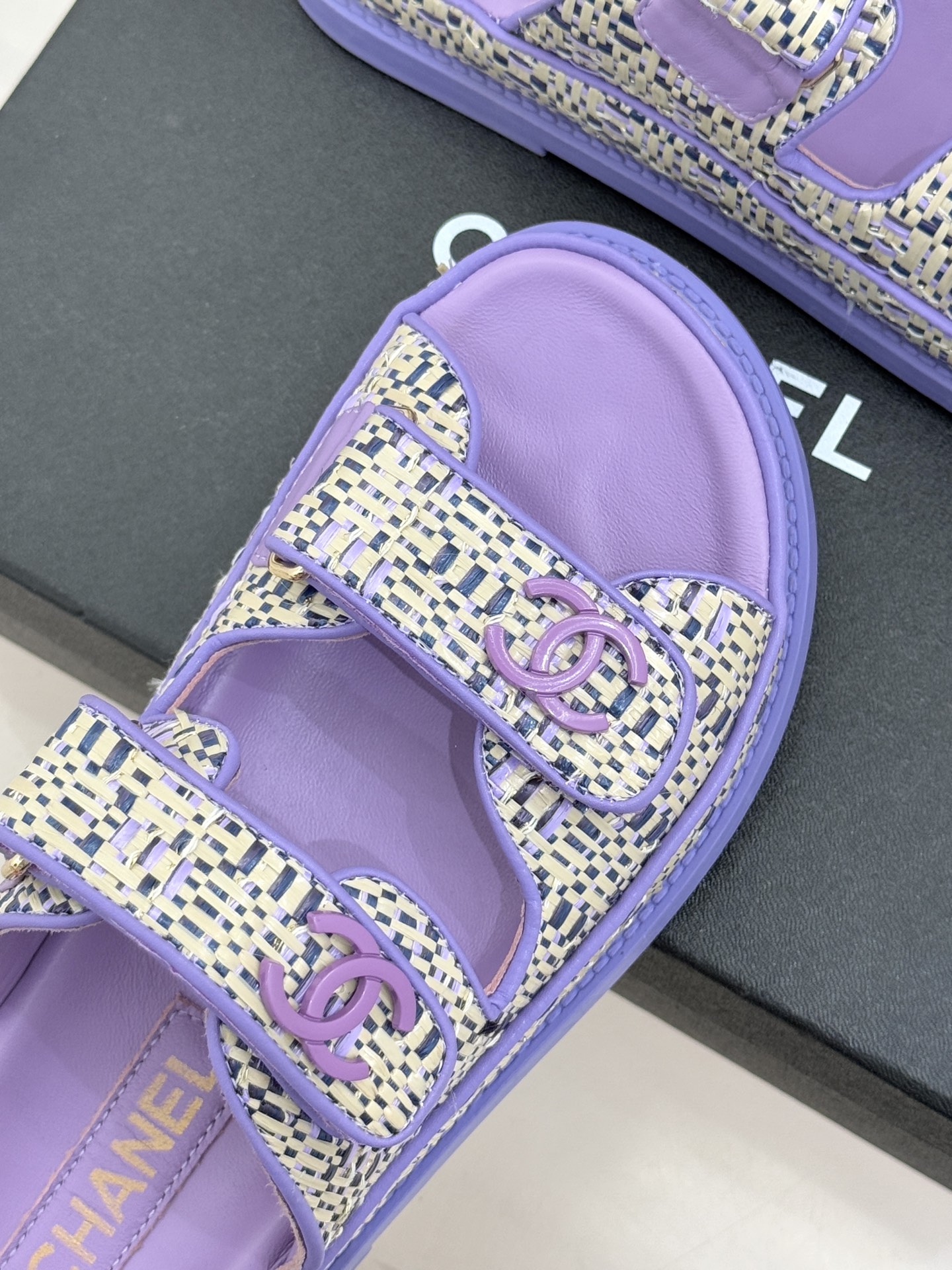 CHANE* ｜小香经典春夏双C魔术贴沙滩凉鞋香奶奶每年都必须要火爆一场的款式 这一系列真是搭配神器明星