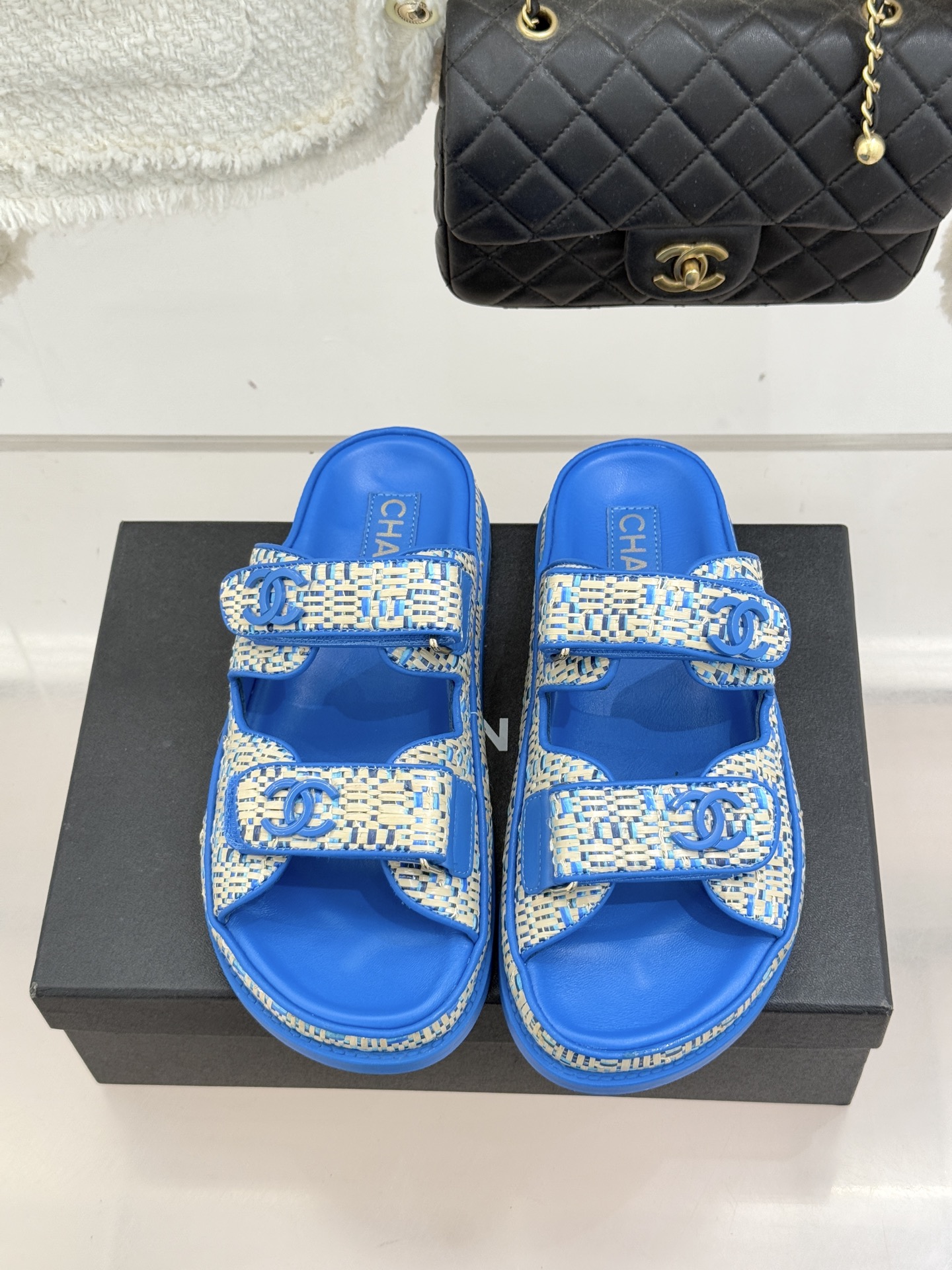 CHANE* ｜小香经典春夏双C魔术贴沙滩凉鞋香奶奶每年都必须要火爆一场的款式 这一系列真是搭配神器明星