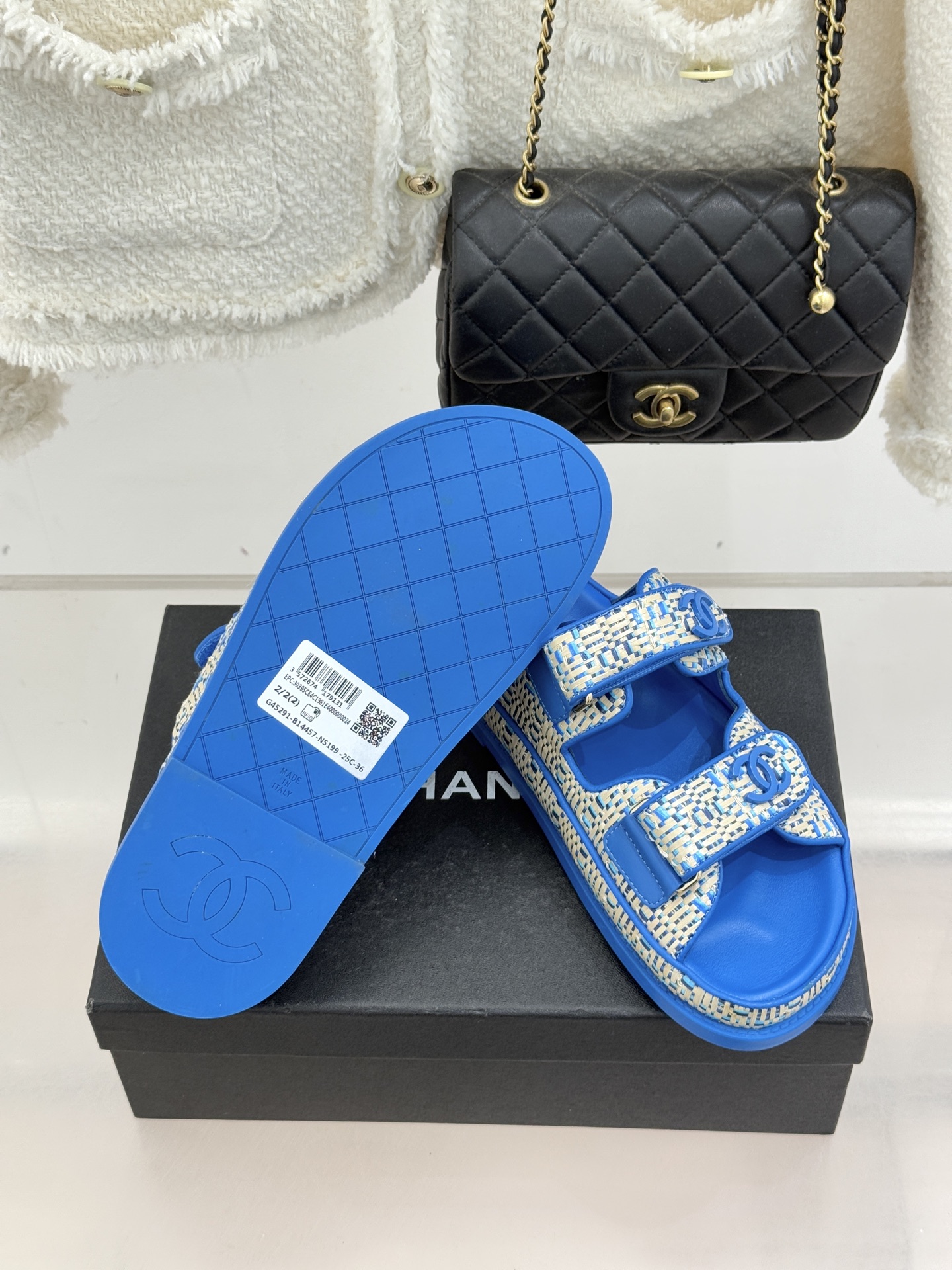 CHANE* ｜小香经典春夏双C魔术贴沙滩凉鞋香奶奶每年都必须要火爆一场的款式 这一系列真是搭配神器明星