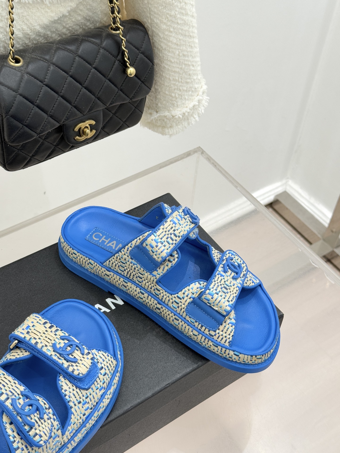 CHANE* ｜小香经典春夏双C魔术贴沙滩凉鞋香奶奶每年都必须要火爆一场的款式 这一系列真是搭配神器明星