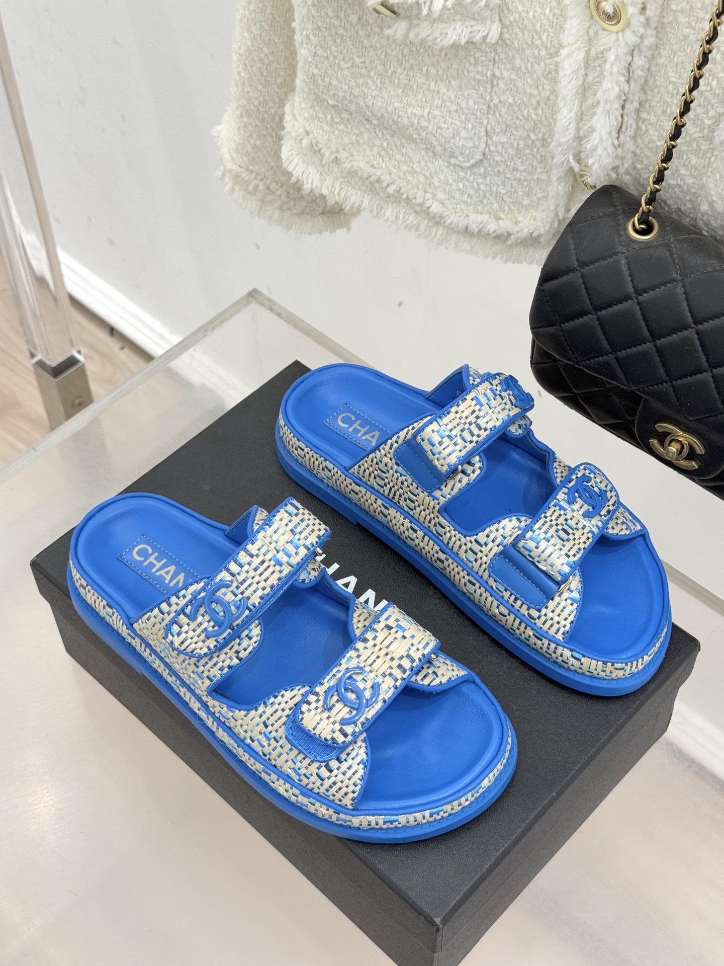 CHANE* ｜小香经典春夏双C魔术贴沙滩凉鞋香奶奶每年都必须要火爆一场的款式 这一系列真是搭配神器明星