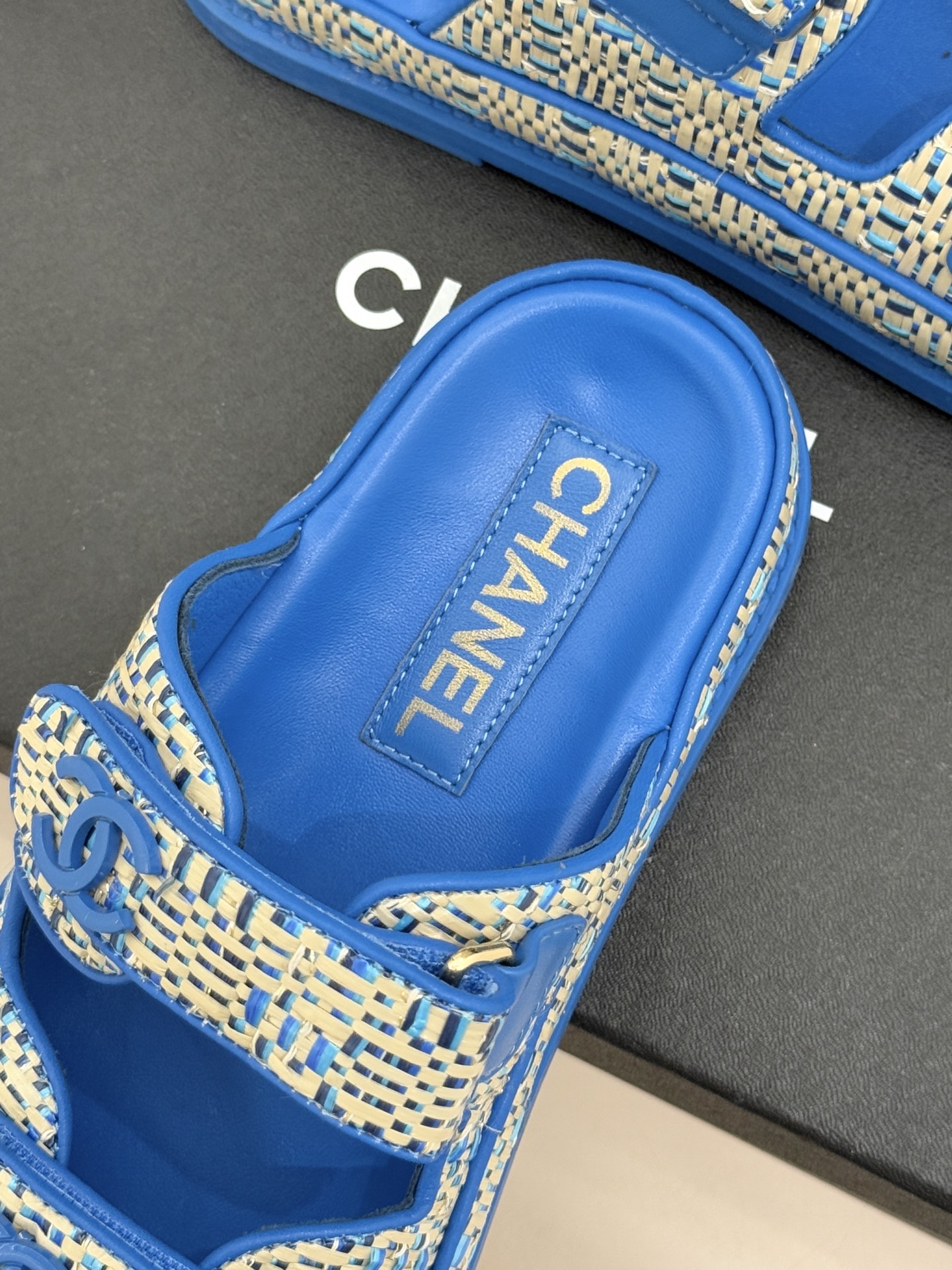 CHANE* ｜小香经典春夏双C魔术贴沙滩凉鞋香奶奶每年都必须要火爆一场的款式 这一系列真是搭配神器明星