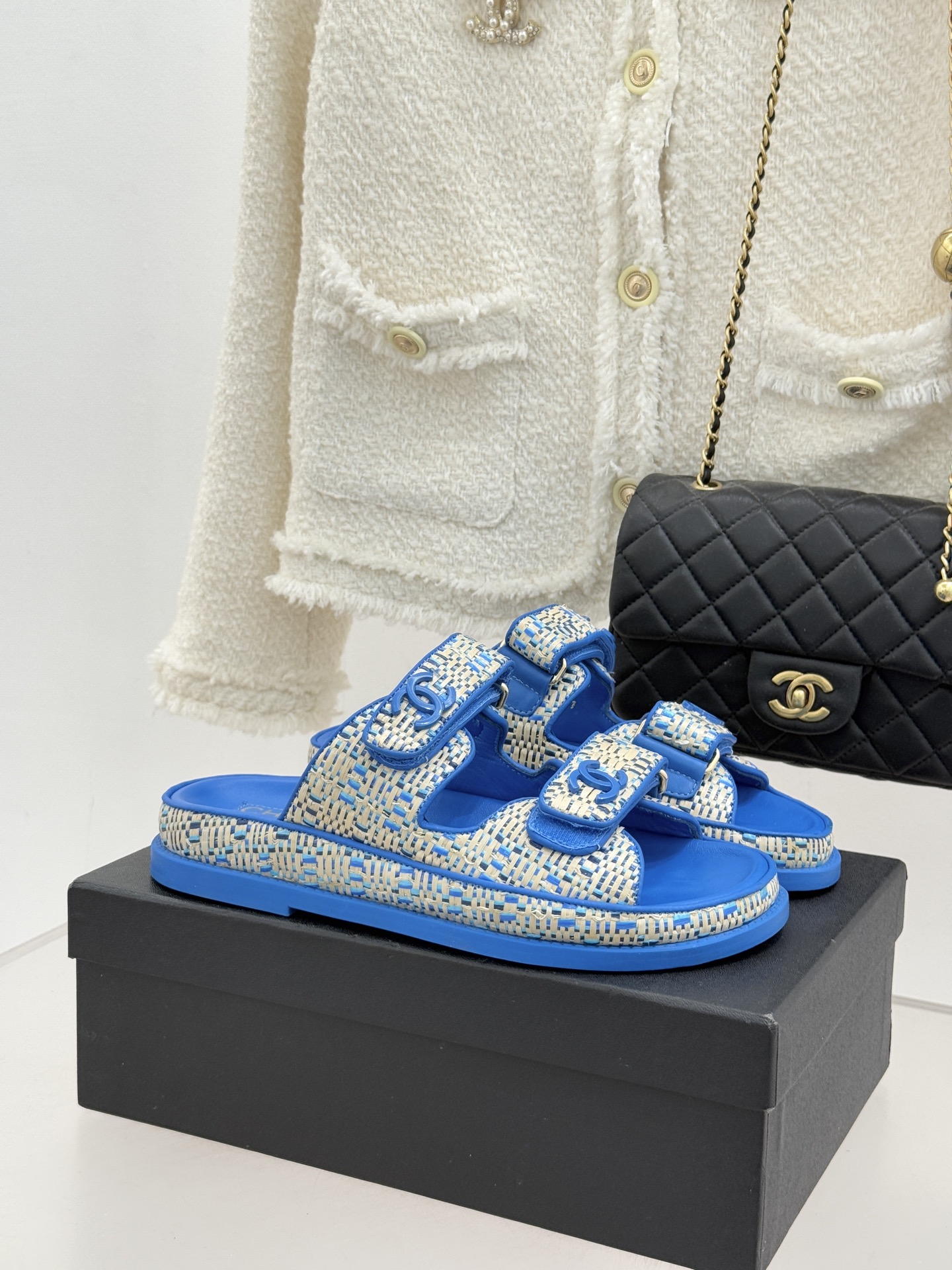 CHANE* ｜小香经典春夏双C魔术贴沙滩凉鞋香奶奶每年都必须要火爆一场的款式 这一系列真是搭配神器明星