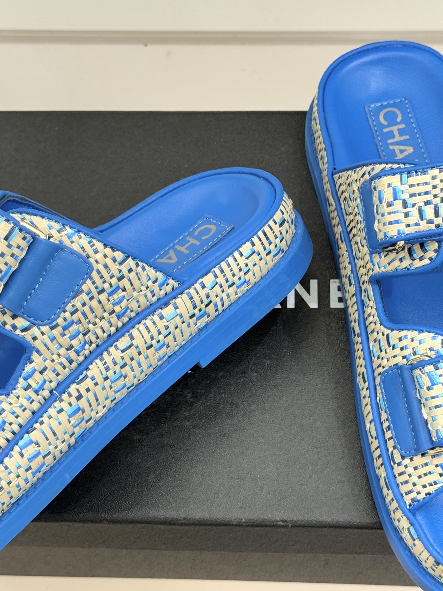 CHANE* ｜小香经典春夏双C魔术贴沙滩凉鞋香奶奶每年都必须要火爆一场的款式 这一系列真是搭配神器明星