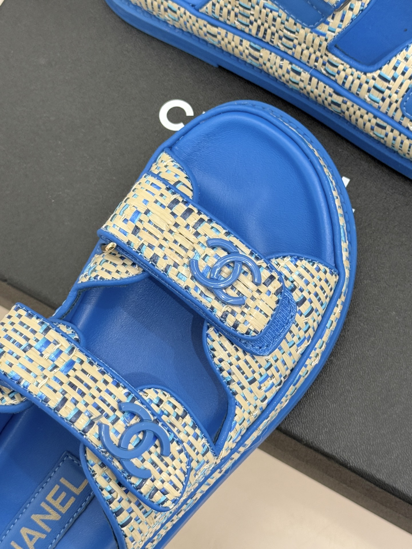 CHANE* ｜小香经典春夏双C魔术贴沙滩凉鞋香奶奶每年都必须要火爆一场的款式 这一系列真是搭配神器明星