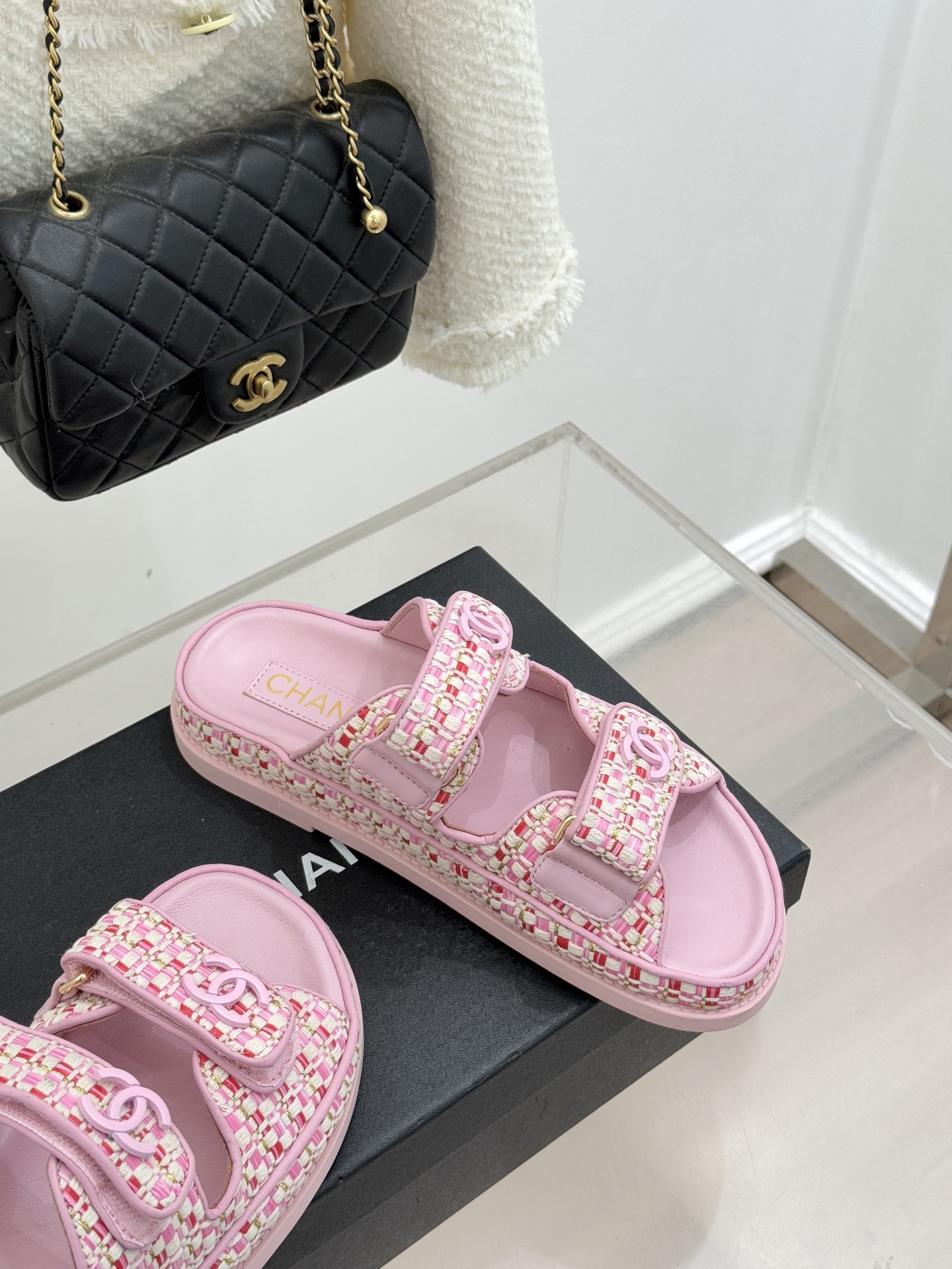 CHANE* ｜小香经典春夏双C魔术贴沙滩凉鞋香奶奶每年都必须要火爆一场的款式 这一系列真是搭配神器明星