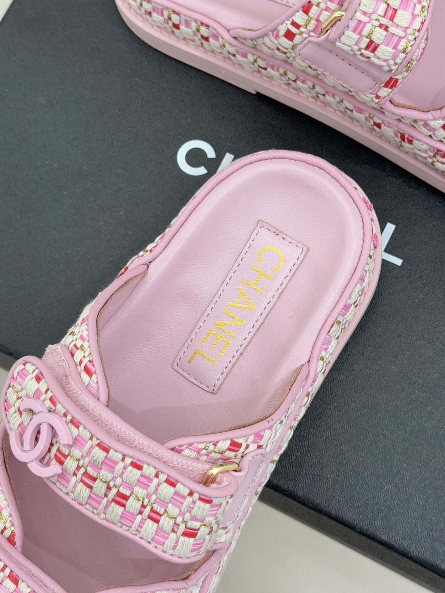 CHANE* ｜小香经典春夏双C魔术贴沙滩凉鞋香奶奶每年都必须要火爆一场的款式 这一系列真是搭配神器明星