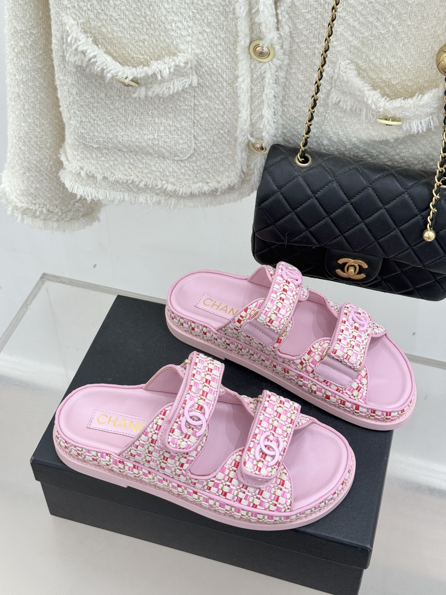 CHANE* ｜小香经典春夏双C魔术贴沙滩凉鞋香奶奶每年都必须要火爆一场的款式 这一系列真是搭配神器明星