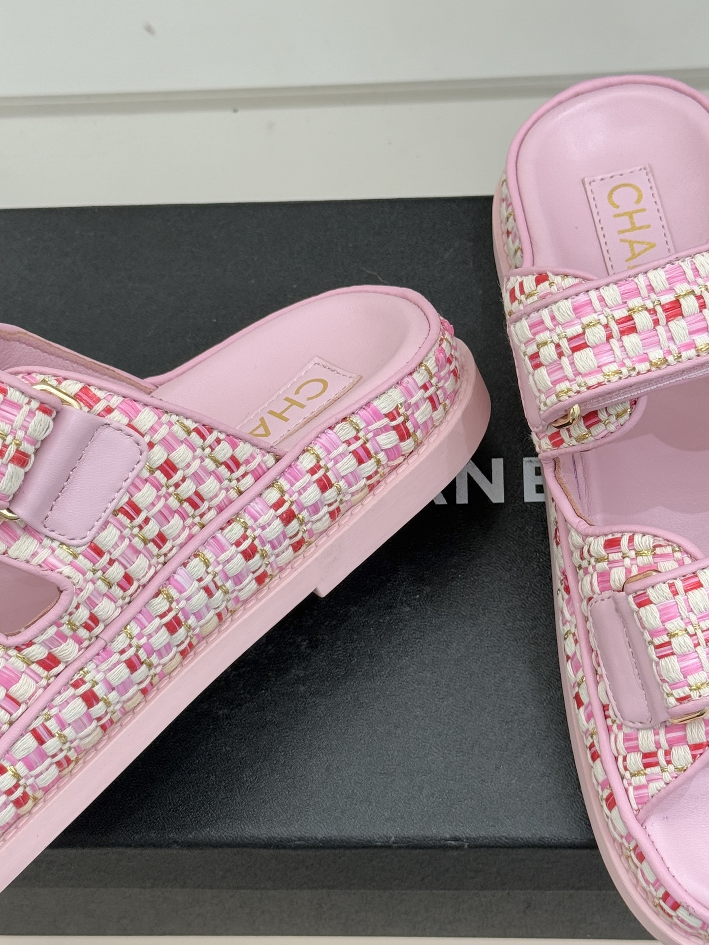 CHANE* ｜小香经典春夏双C魔术贴沙滩凉鞋香奶奶每年都必须要火爆一场的款式 这一系列真是搭配神器明星