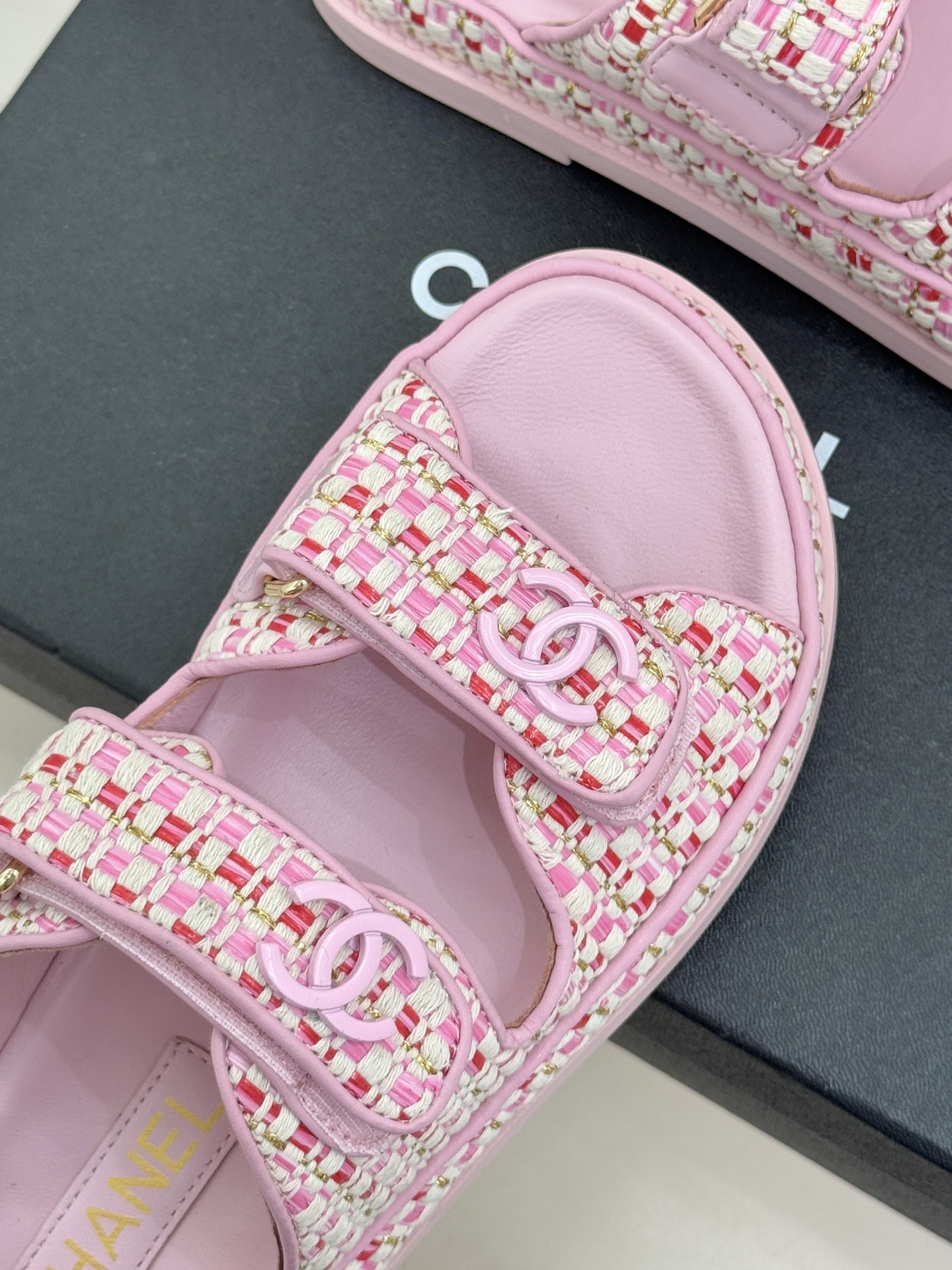 CHANE* ｜小香经典春夏双C魔术贴沙滩凉鞋香奶奶每年都必须要火爆一场的款式 这一系列真是搭配神器明星