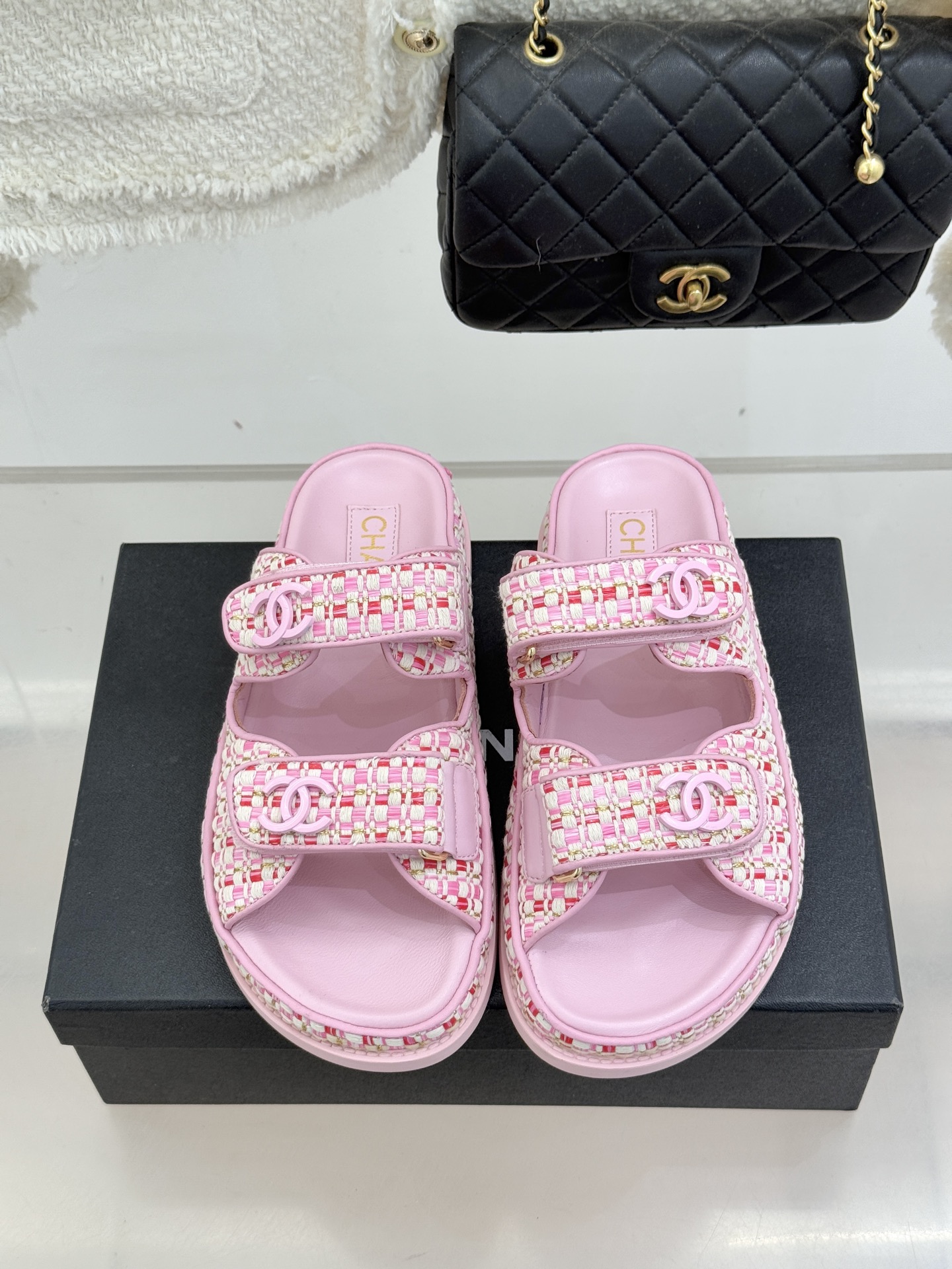 CHANE* ｜小香经典春夏双C魔术贴沙滩凉鞋香奶奶每年都必须要火爆一场的款式 这一系列真是搭配神器明星