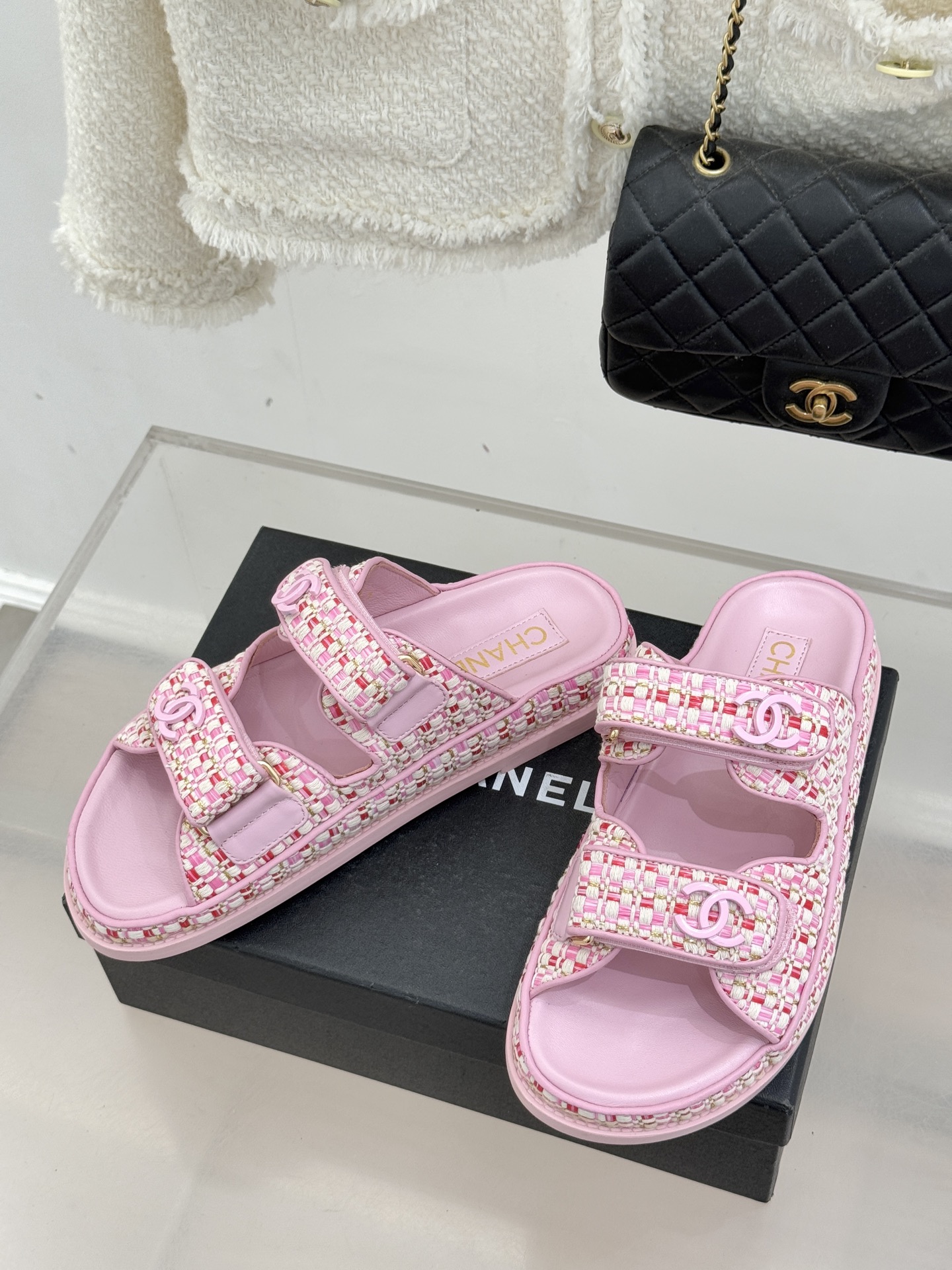 CHANE* ｜小香经典春夏双C魔术贴沙滩凉鞋香奶奶每年都必须要火爆一场的款式 这一系列真是搭配神器明星