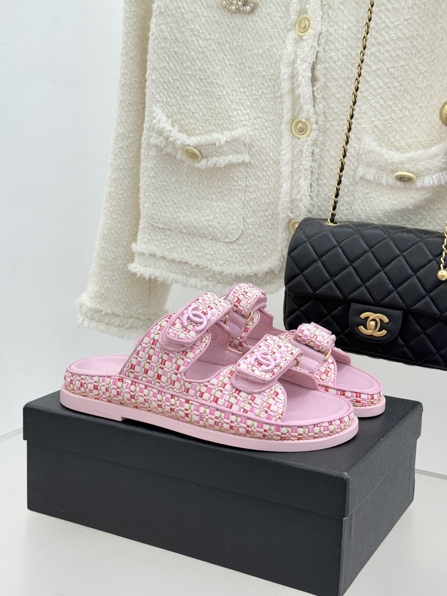 NO:726350,CHANE* | Xiaoxiang’s classic spring and summer double C Velcro beach sandals. Grandma Xiang’s style that must be popular every year. This series is really a match-making tool. Almost every star and Internet celebrity has a pair. It is worthy of being a classic for thousands of years. New colors are released every year. It looks particularly good with various socks. It is simple and stylish. The double Velcro design is easy to adjust and wear. It can be paired with a beautiful fairy skirt, especially this spring and summer French floral skirt. It is very stylish when paired with short T-shorts.  It not only has a high-end feel but also adds points to your temperament. It is the best choice for those who like casual style. The upper is made of original customized fabric. The lining is made of imported sheepskin. The original molded custom anti-slip outsole size35-39 (customized 40/41), slippers and sandals, chanel, sandals, slippers, skirts, shorts, sheepskin, socks19860909CHANE* ｜小香经典春夏双C 魔术贴沙滩凉鞋 香奶奶每年都必须要火爆一场的款式 这一系列真是搭配神器 明星网红几乎人手一双  不愧万年经典 每年都会出新色 搭配各种袜子特别好看 简单有格调 双魔术贴设计方便调节穿着 搭配美美的仙女裙 尤其是今年春夏的法式碎花裙 搭配短T短裤超有范儿 不仅有高级感更能为气质加分 喜欢休闲风的最佳选择 鞋面采用原版定制面料 内里采用进口羊皮 原版开模定制防滑大底 size35-39（40/41定制）,拖鞋凉鞋,chanel,sandals,slippers,skirts,shorts,sheepskin,socks,Women's Shoes