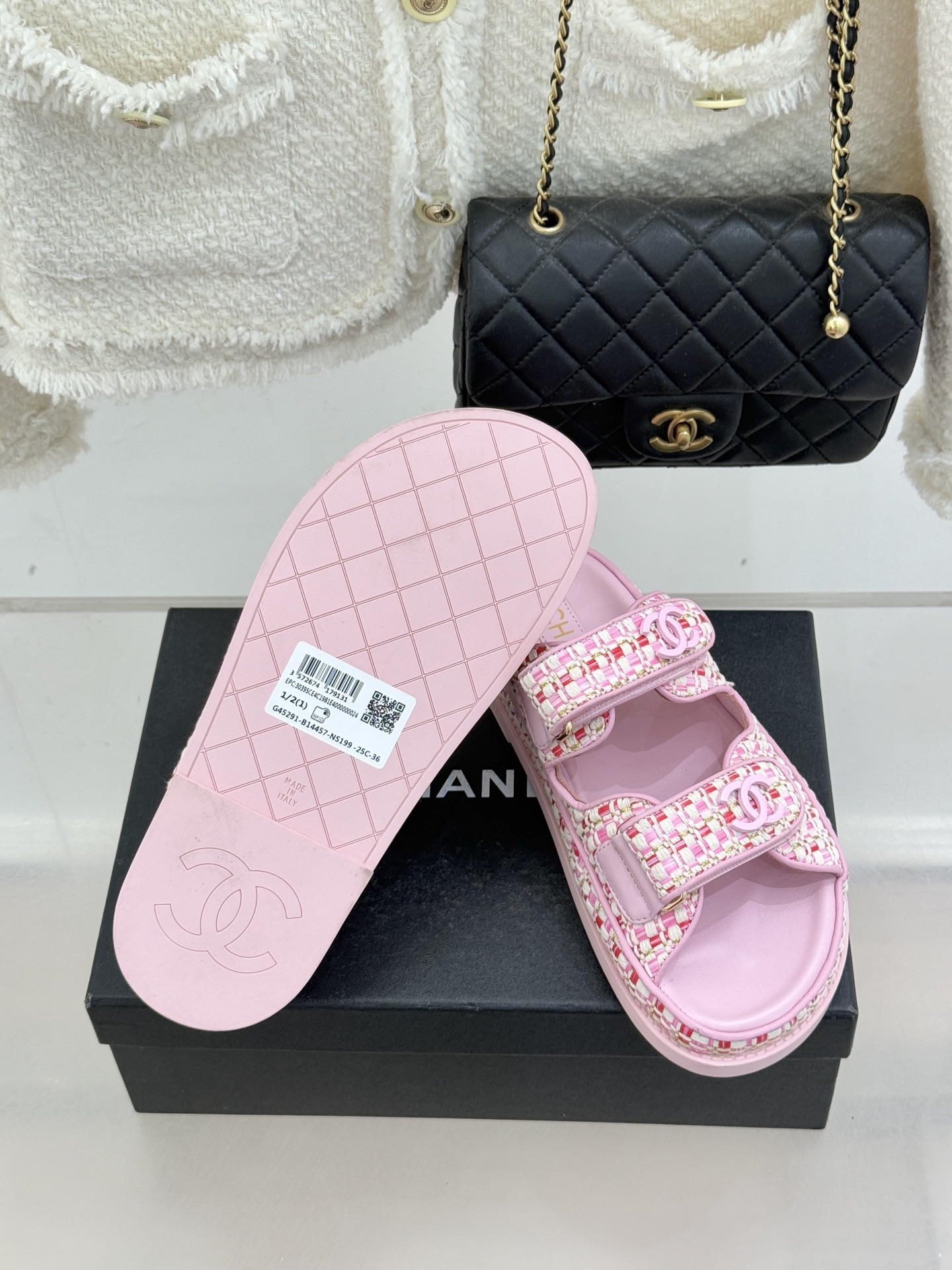 CHANE* ｜小香经典春夏双C魔术贴沙滩凉鞋香奶奶每年都必须要火爆一场的款式 这一系列真是搭配神器明星