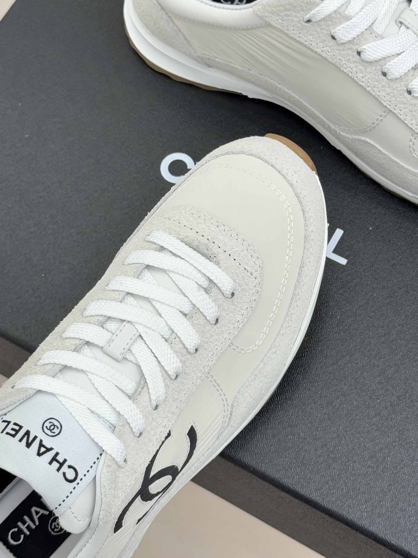 CHANE* ｜小香26P双C休闲运动鞋凝萃香奈儿早春设计巧思以磨砂牛皮与丝绸牛皮拼接鞋面糅合细腻质感与