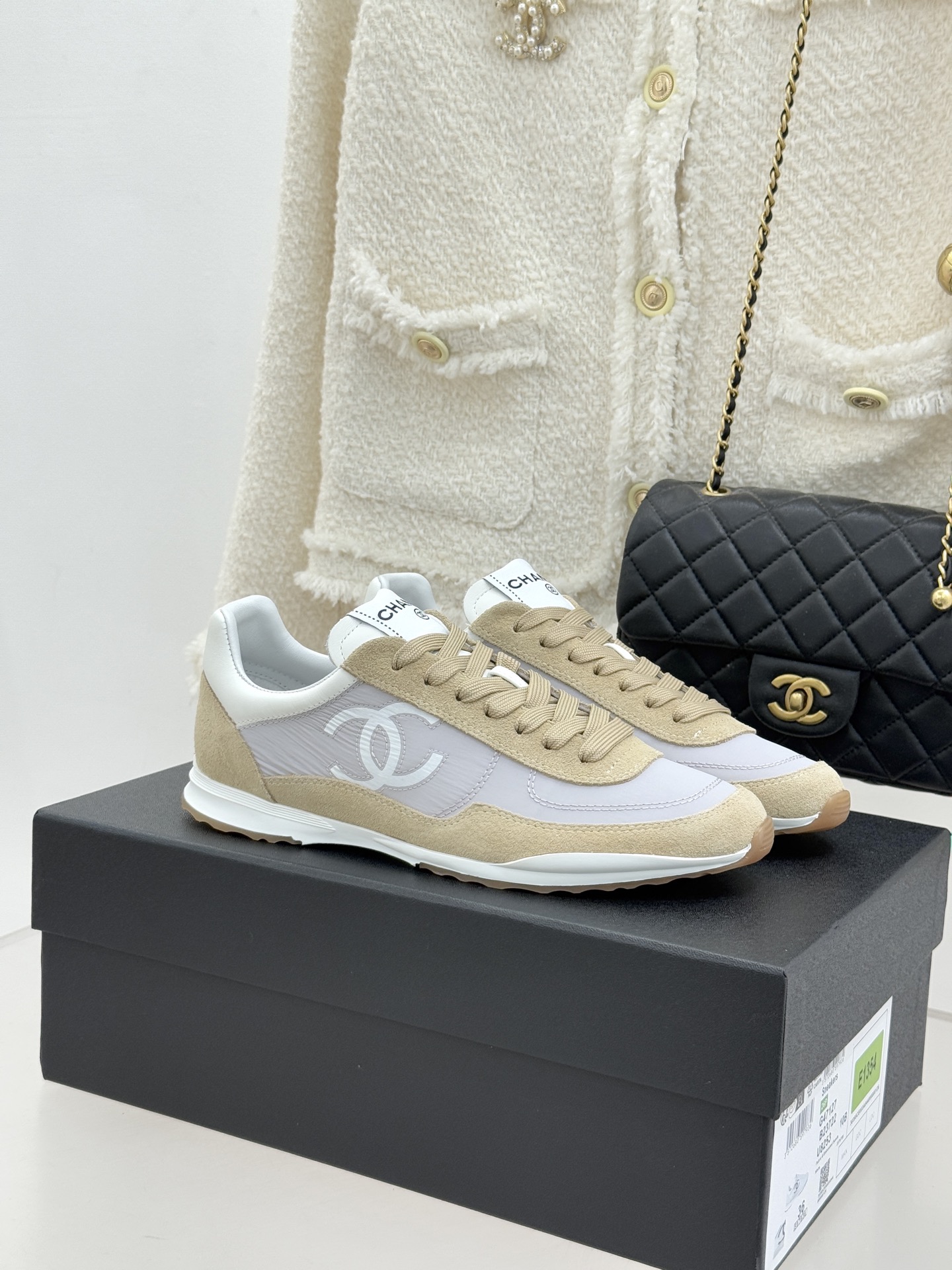 NO:726336,CHANE* | Xiaoxiang 26P double C casual sneakers embody Chanel's early spring design ingenuity. The upper is made of frosted cowhide and silk cowhide, blending delicate texture and crisp style. The iconic double C logo is the highlight of the shoe body. Classic symbols meet sports aesthetics to outline a French modern silhouette. From casual travel on the urban streets to comfortable running on daily commutes, it can be used in a luxurious and sporty style.  Unlock the ever-changing posture of the Chanel girl and let classics and vitality accompany every step. The upper is made of washed space cloth/cow suede. The inner pads are all sheepskin. The original molded custom raw rubber TPU outsole Size35-39 (40 customized) No. 9642016118, casual shoes/sports shoes, chanel, chanel19860909CHANE* ｜小香26P双C休闲运动鞋 凝萃香奈儿早春设计巧思 以磨砂牛皮与丝绸牛皮拼接鞋面 糅合细腻质感与挺括型格. 标志性双C标识点睛鞋身 经典符号邂逅运动美学 勾勒法式摩登轮廓. 从都市街头的随性出行 到日常通勤的舒适奔赴 皆能以奢雅运动风 解锁香奈儿女郎的百变姿态 让经典与活力随行每一步. 鞋面采用水洗太空布/牛反绒 内里垫脚均为羊皮 原版开模定制生胶TPU大底 Size35-39（40定制） 编号9642016118,休闲鞋/运动鞋,chanel,chanel,sneakers,cowhide,sheepskin,Women's Shoes