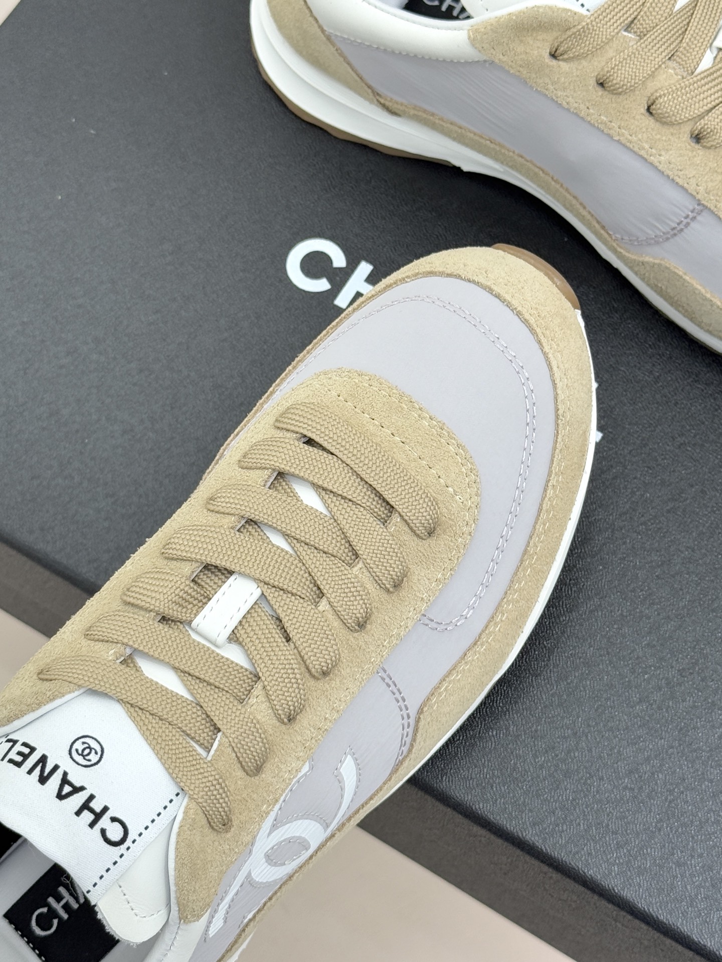 CHANE* ｜小香26P双C休闲运动鞋凝萃香奈儿早春设计巧思以磨砂牛皮与丝绸牛皮拼接鞋面糅合细腻质感与